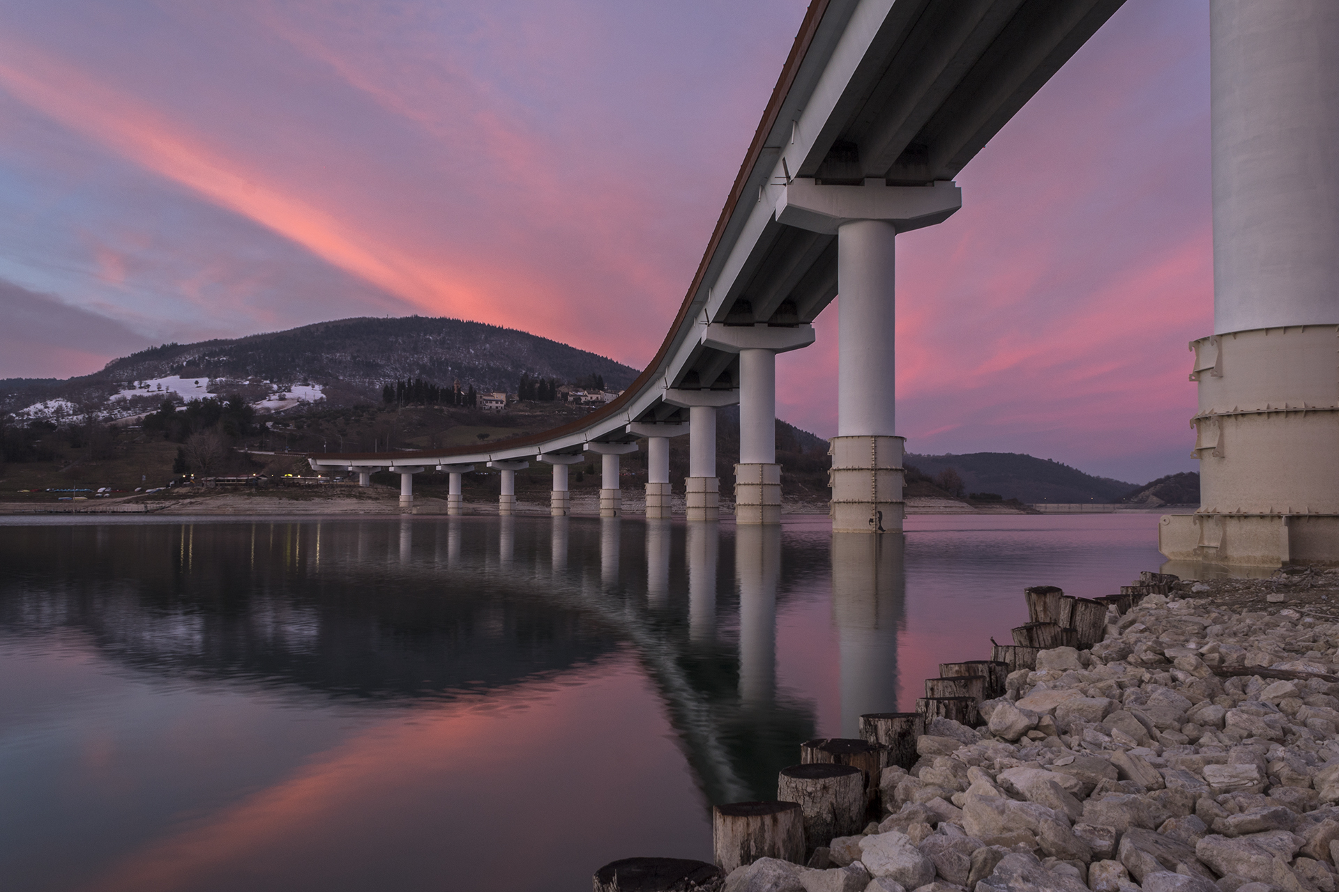 Il ponte sul lago di Castreccioni