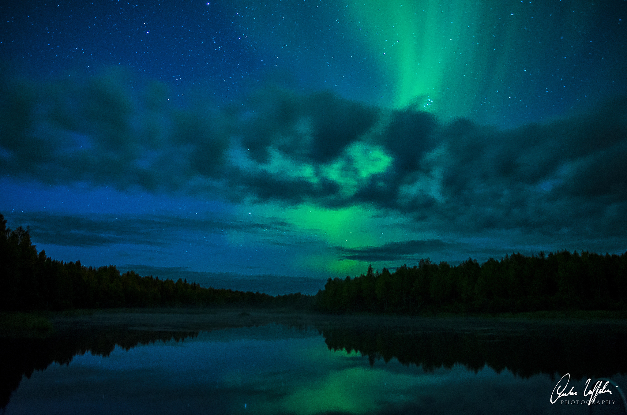 L'aurora boreale si specchia nel fiume