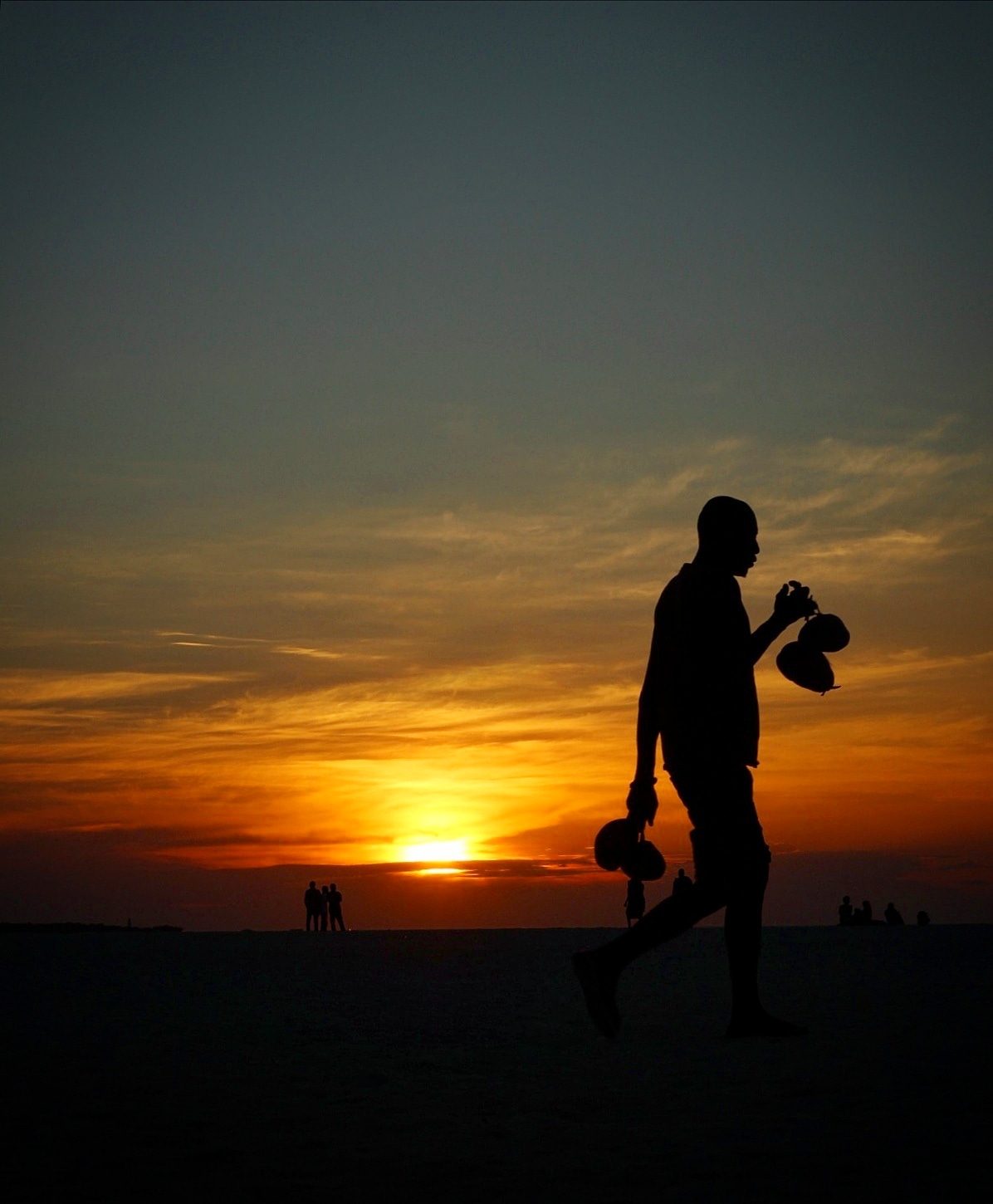Tramonto con venditore di cocco