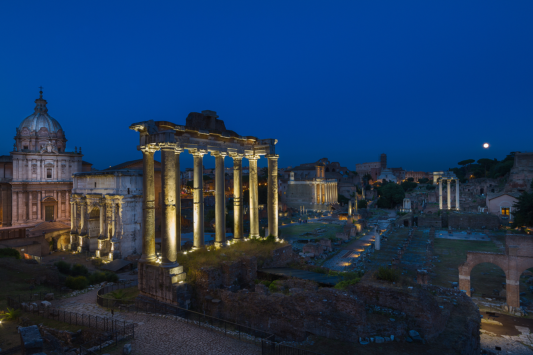 I Fori e la luna piena