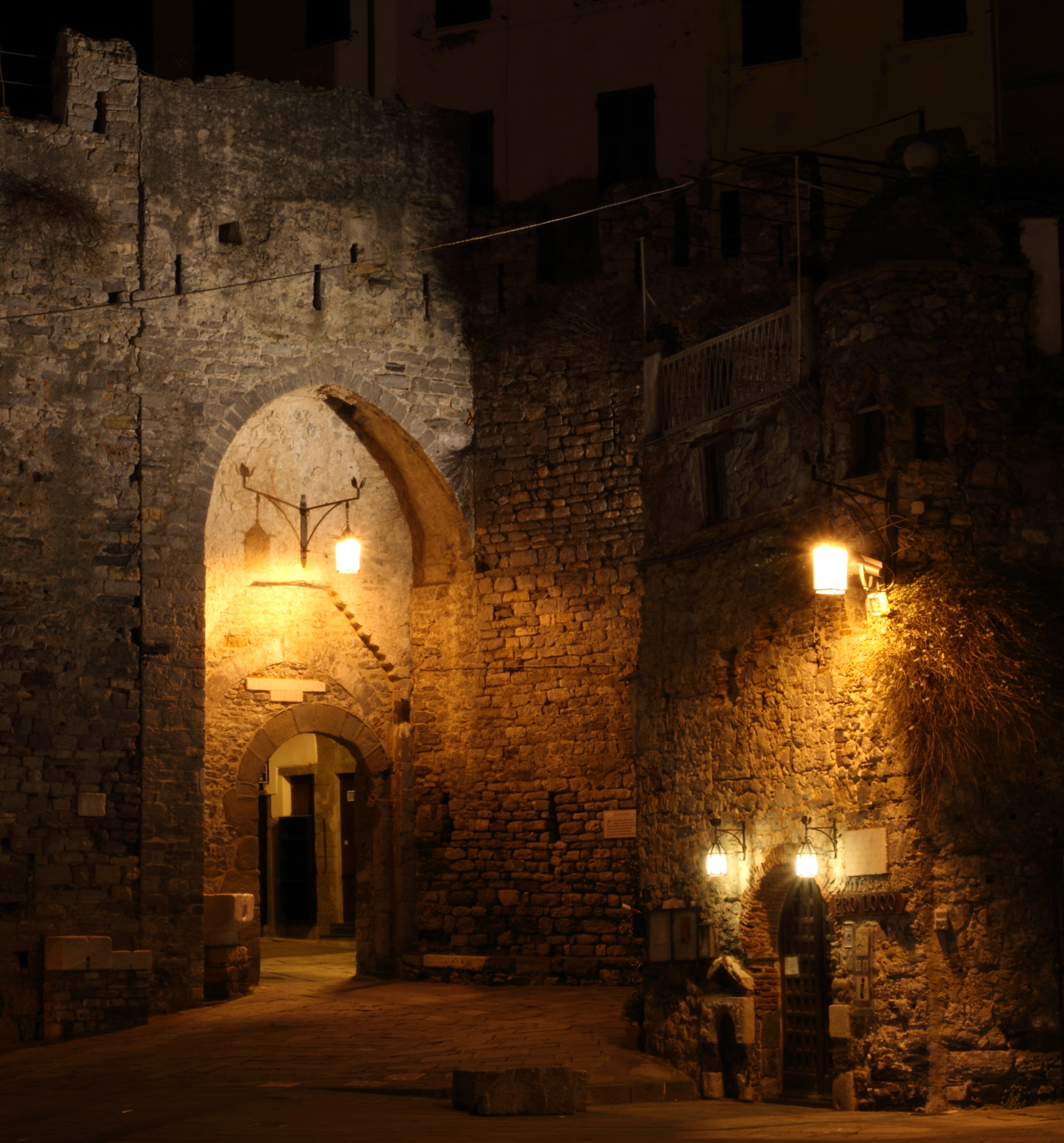 Portovenere - porta e ingressso vecchia taverna -