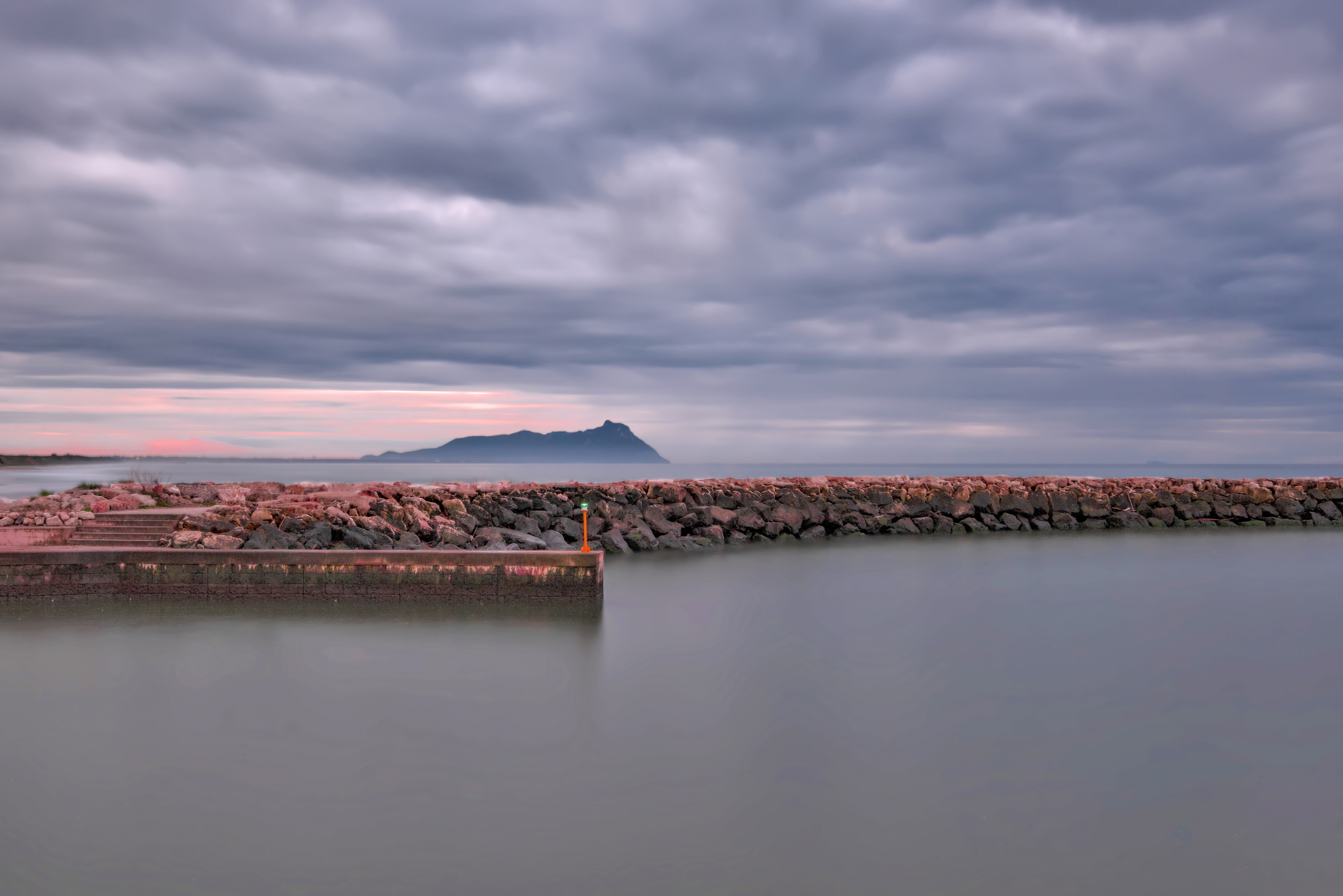 Vista del Circeo all'alba