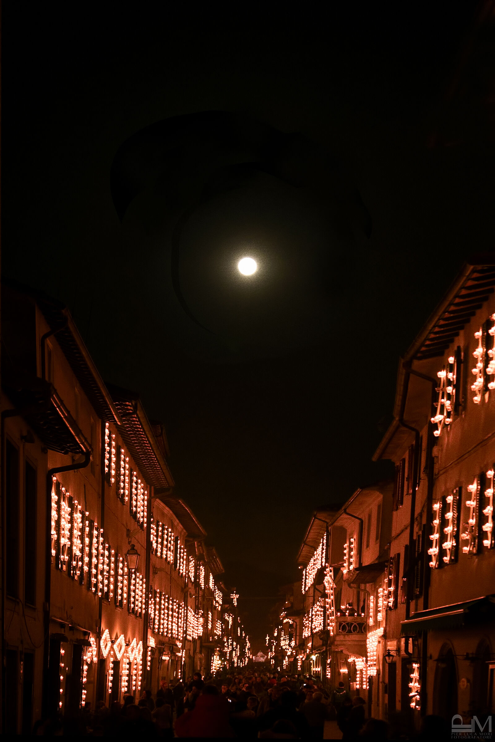 La triennale di Camaiore con i lumini ad olio