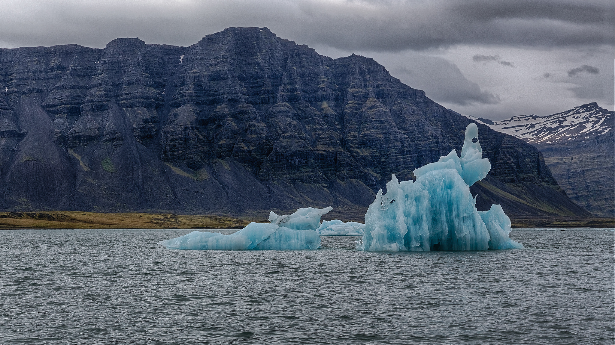 I blocchi di ghiaccio che cadono dal ghiacciaio Vatnajö