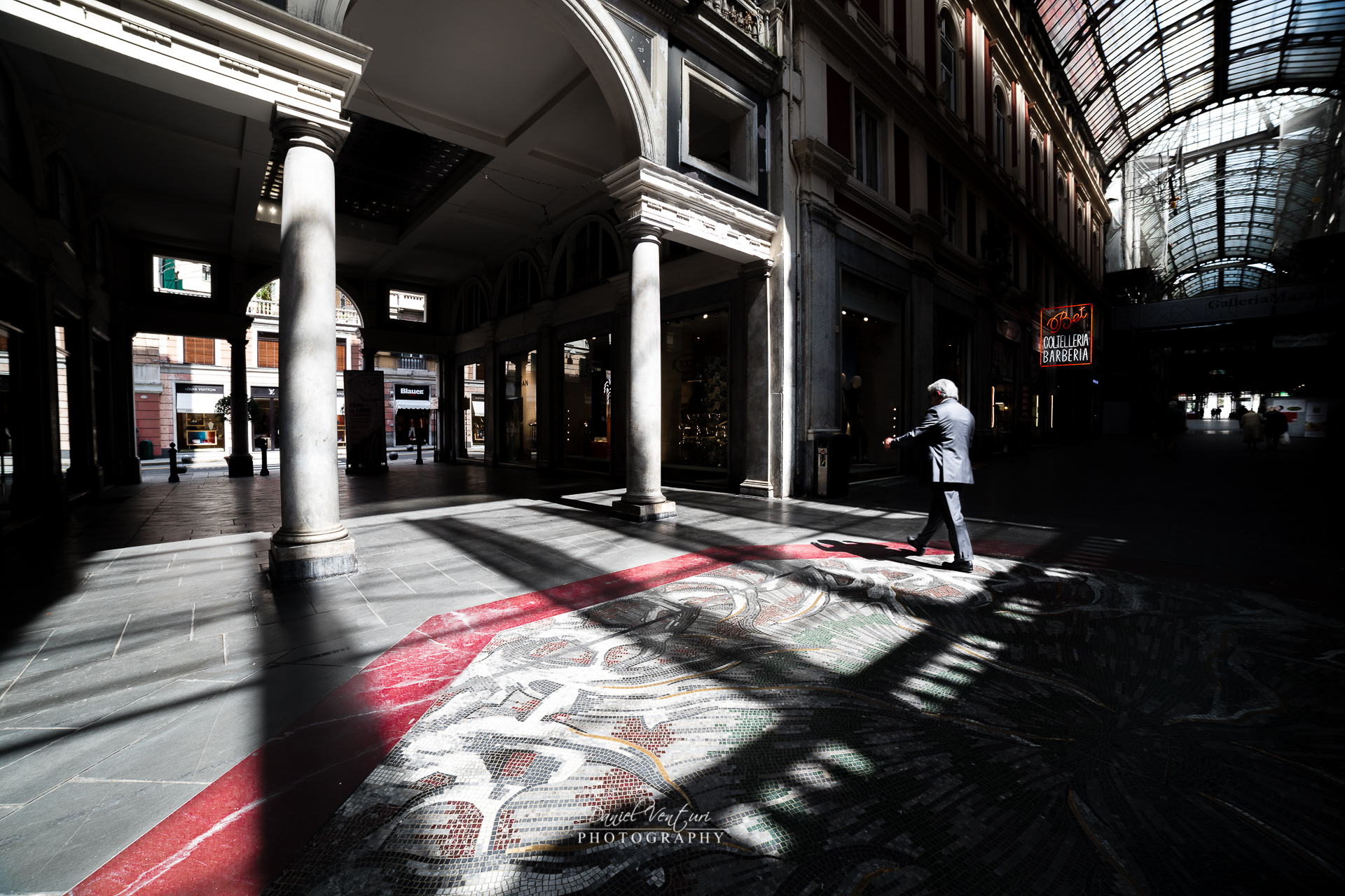 Between Lights and shadows