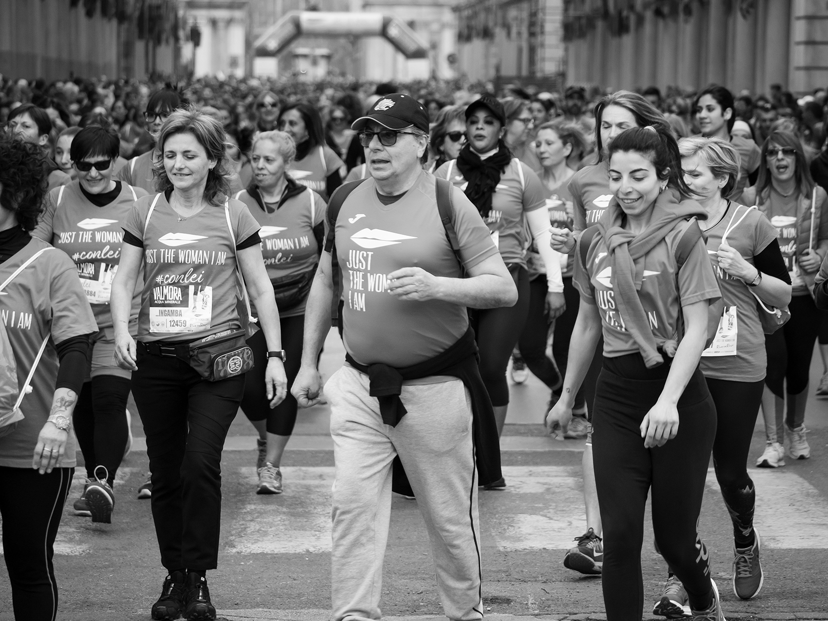 Pericolosamente circondato da sole donne.