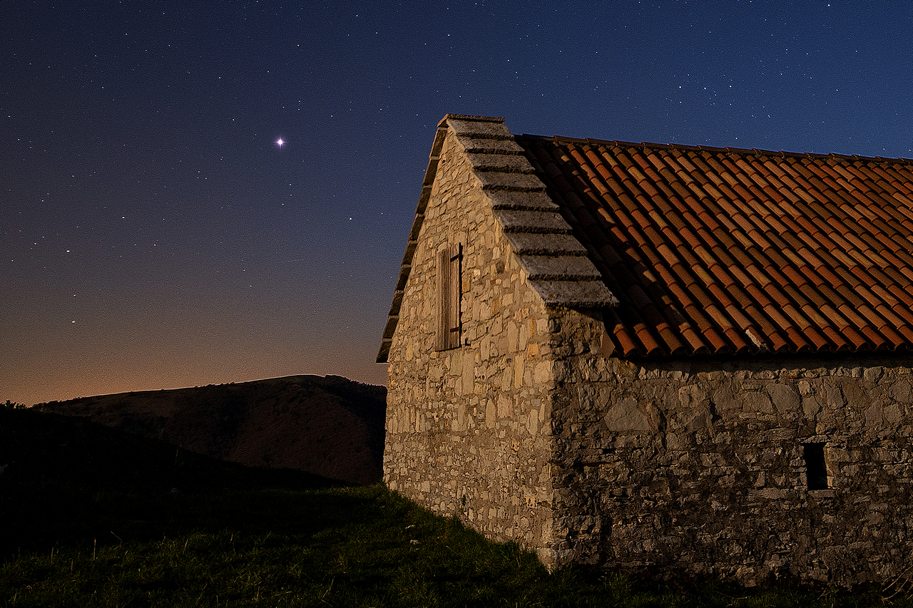 Sirio, la Luna e la malga sul monte Garda