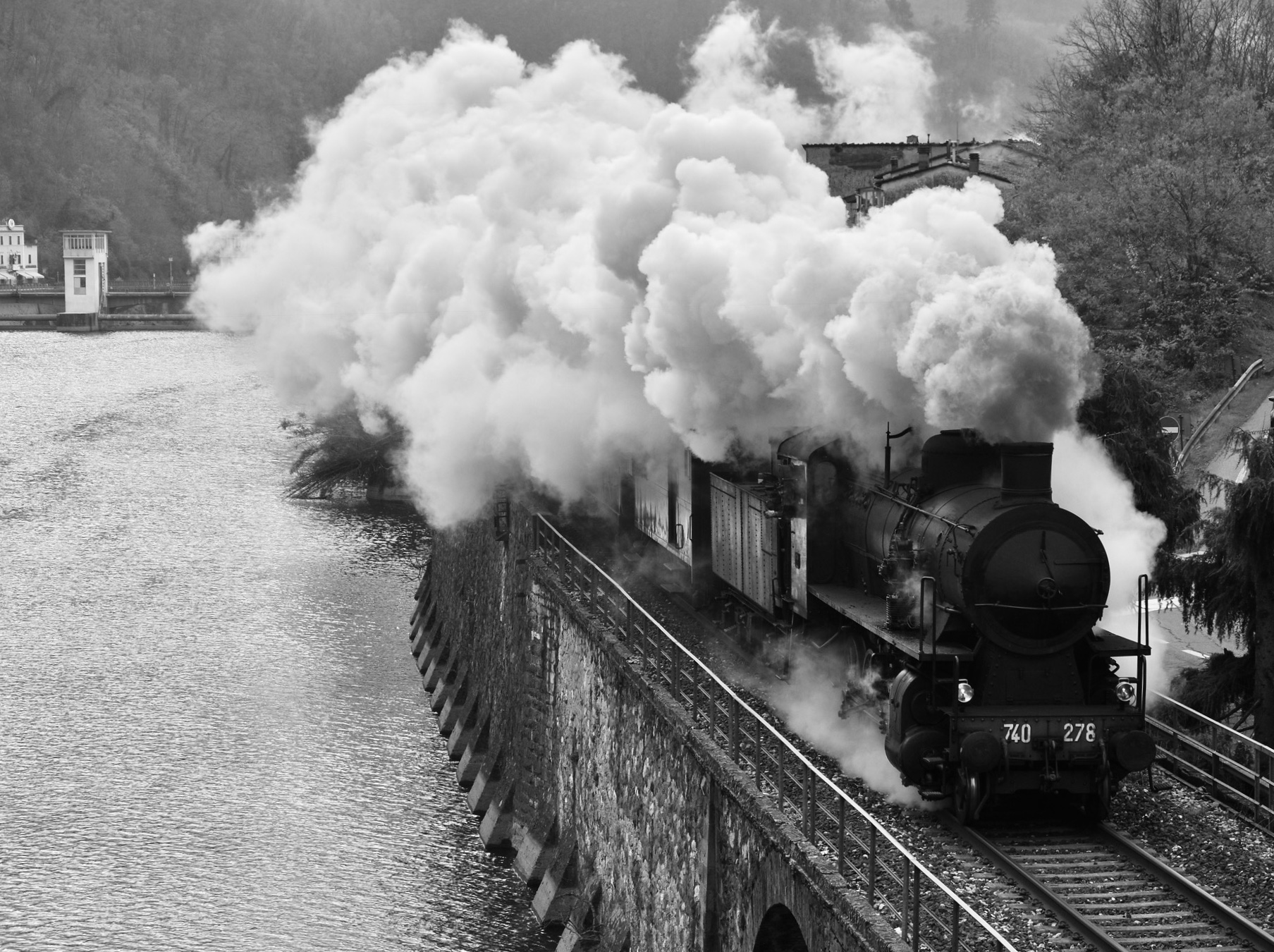 Treno a vapore al ponte del diavolo