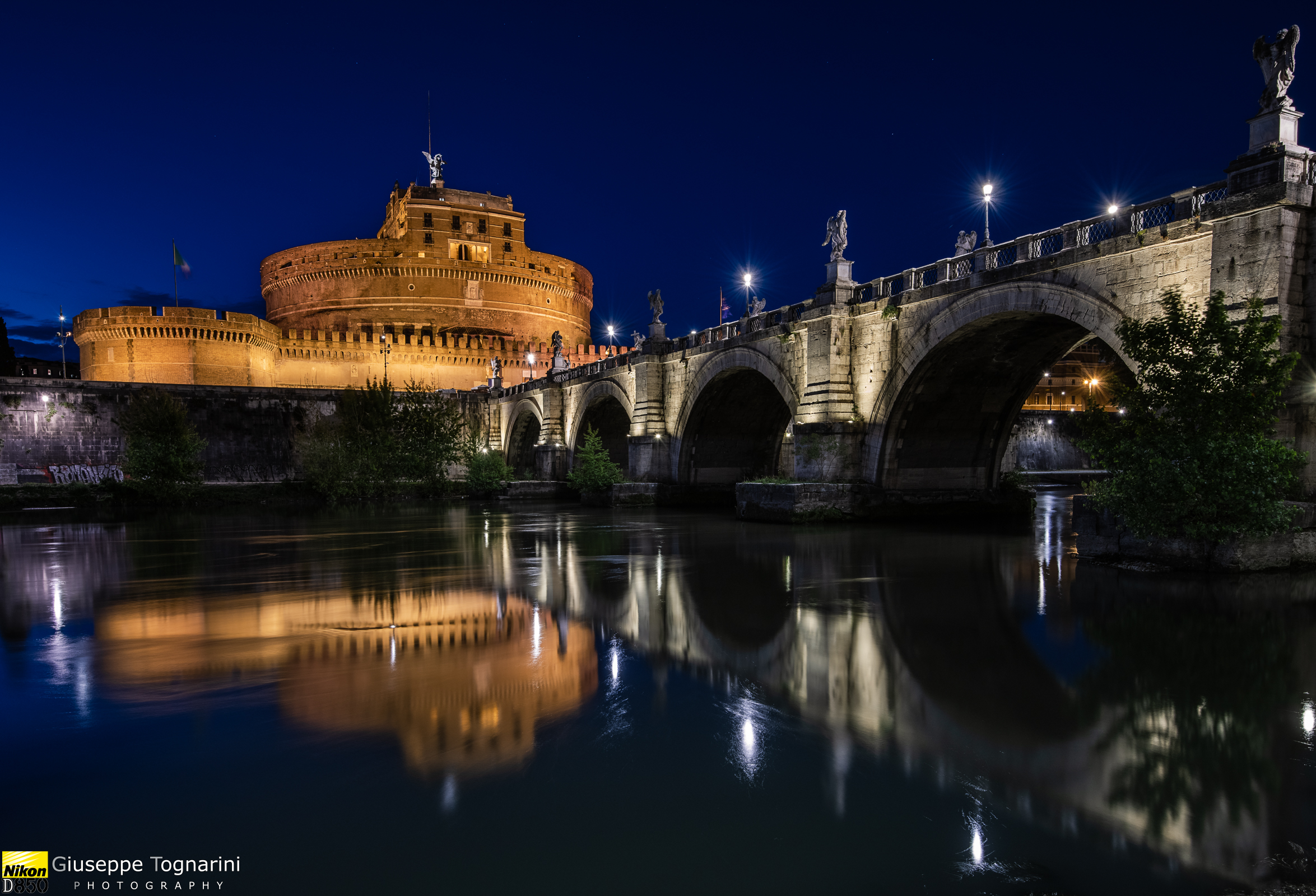 ora blu sotto il ponte