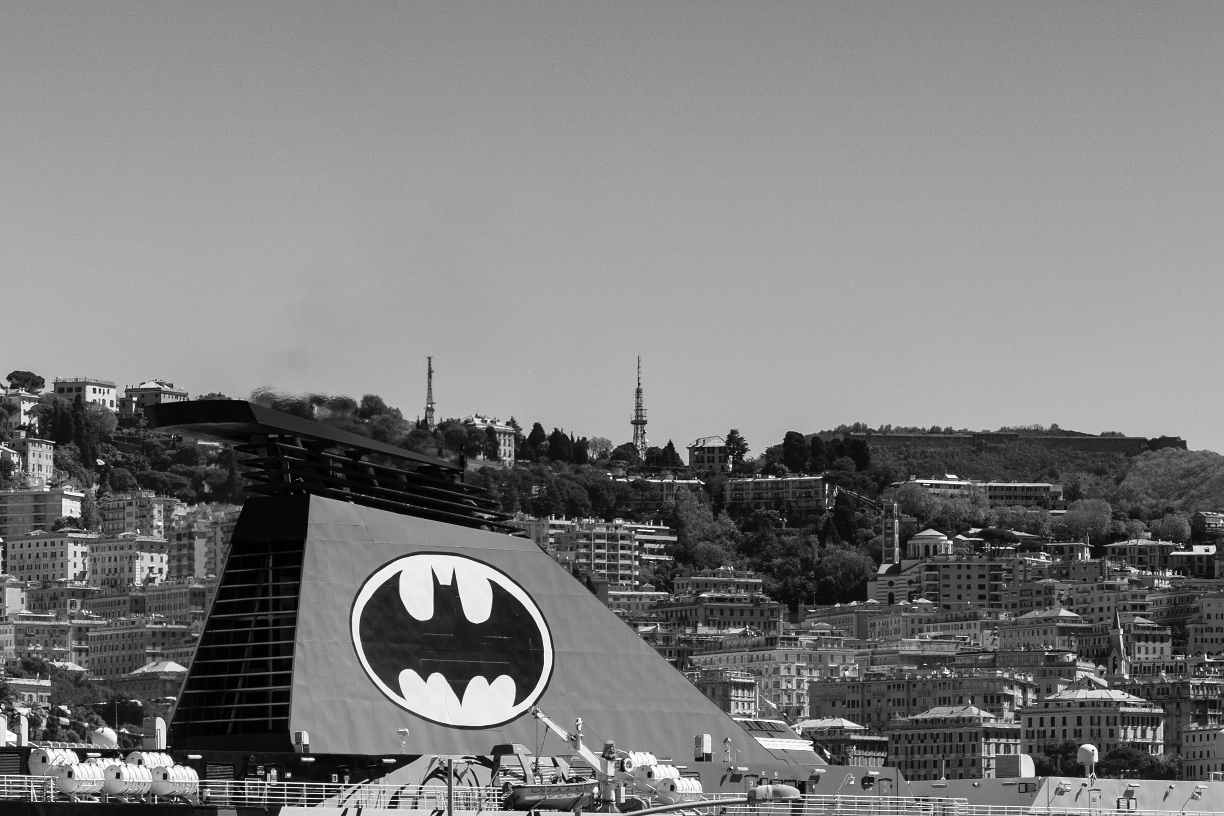 Fumaiolo nel porto di Genova - Tirrenia Nuraghes