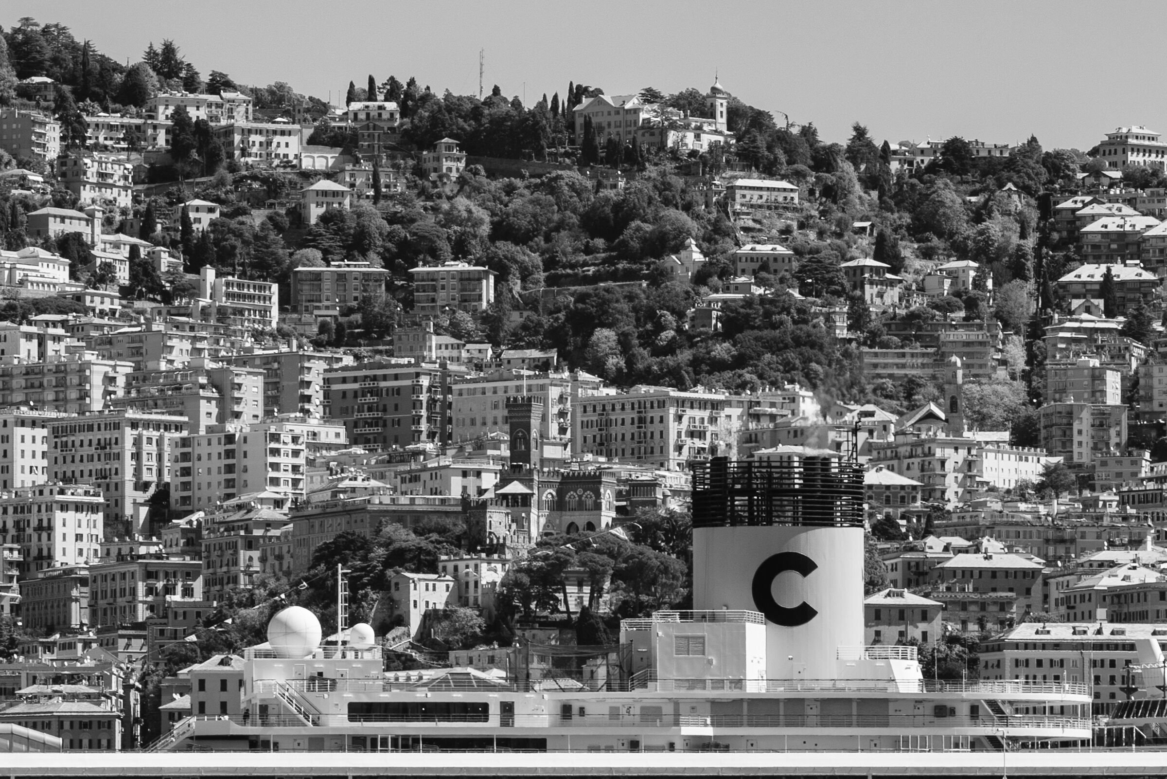 Fumaiolo nel porto di Genova - Costa Magica