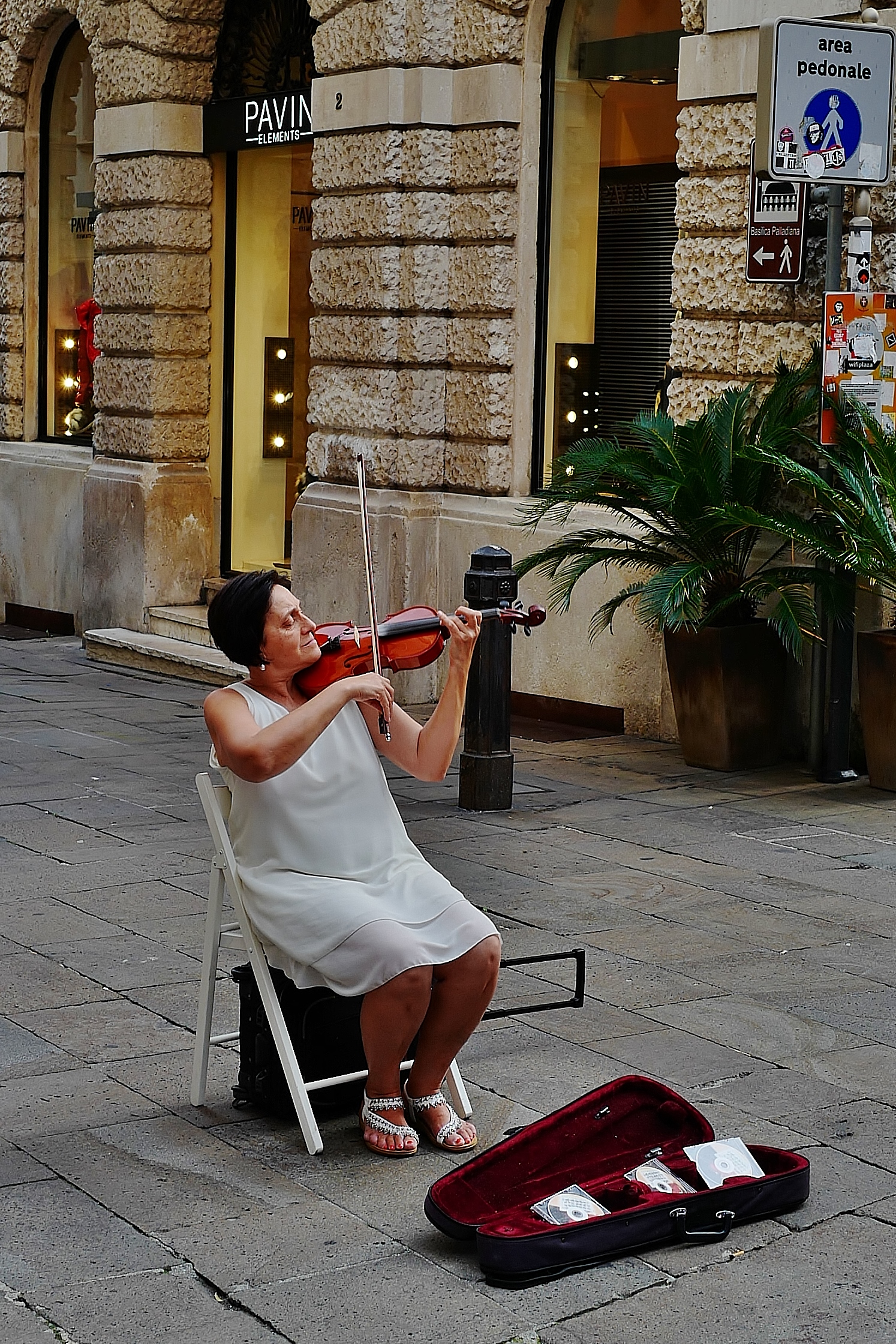 VIOLINIST ON THE STREET