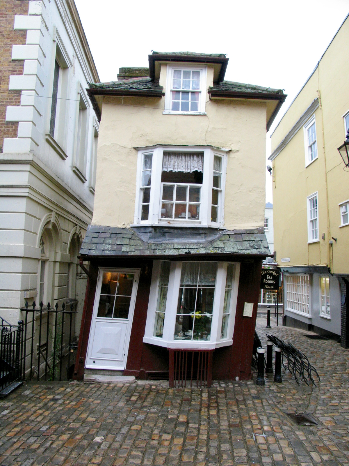 Crooked house