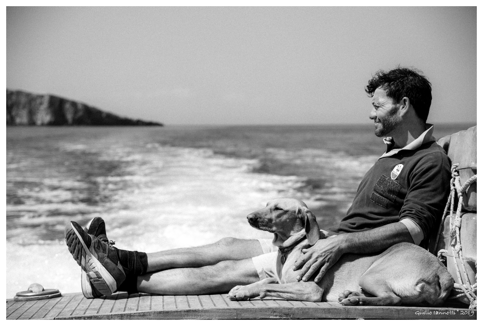 L'uomo, il suo cane e il loro mare (BW Version)