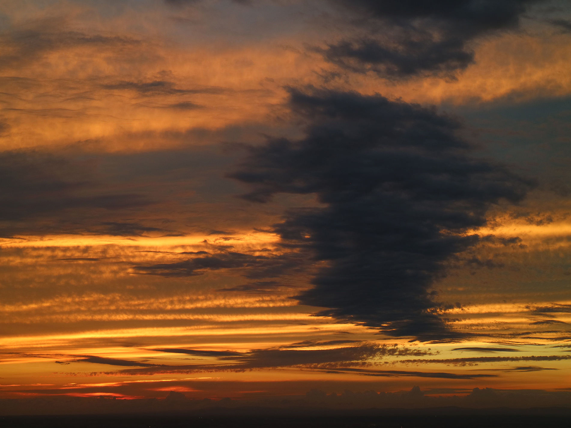Cielo di lava con nuvola nera