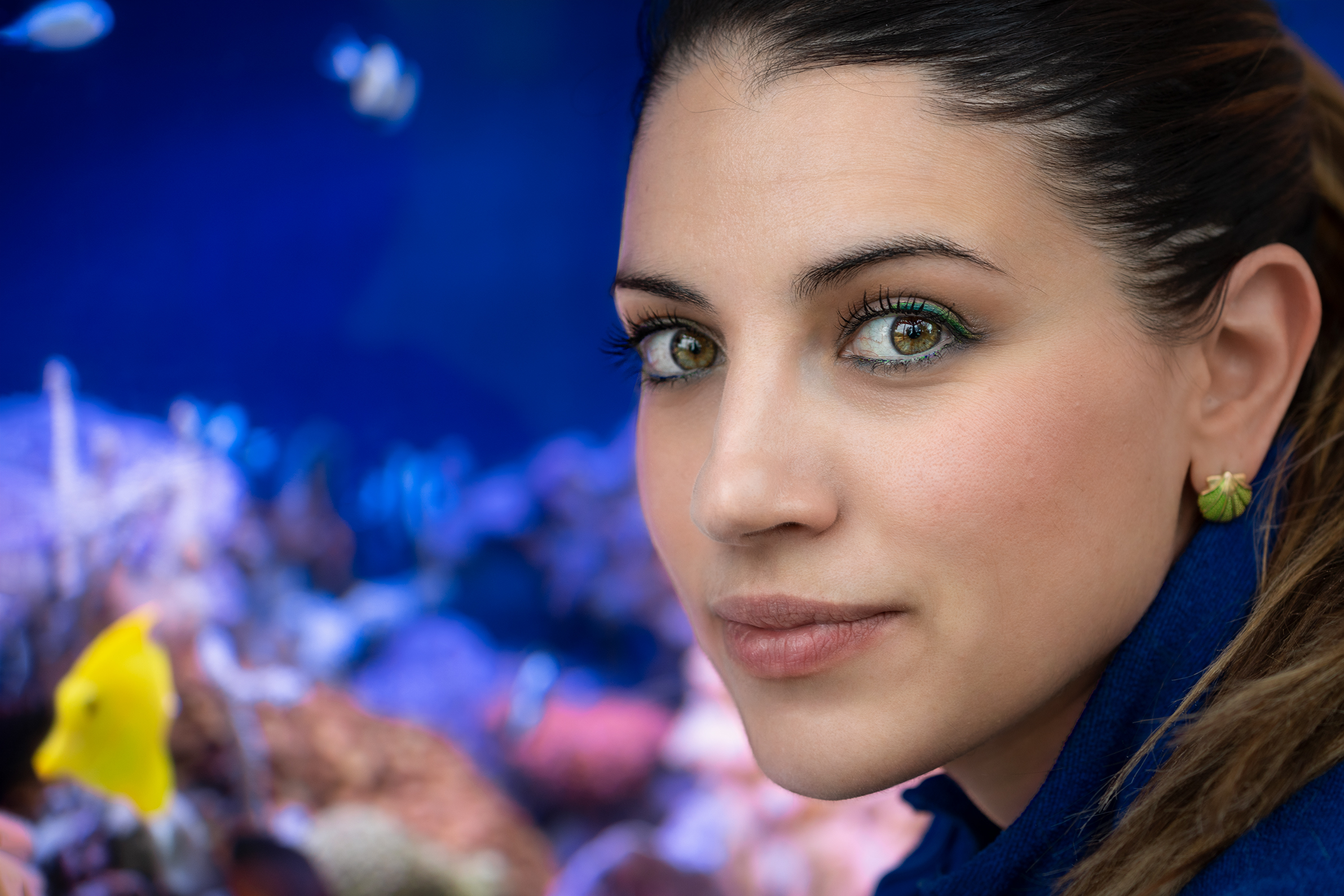 Portrait on the fly at the aquarium