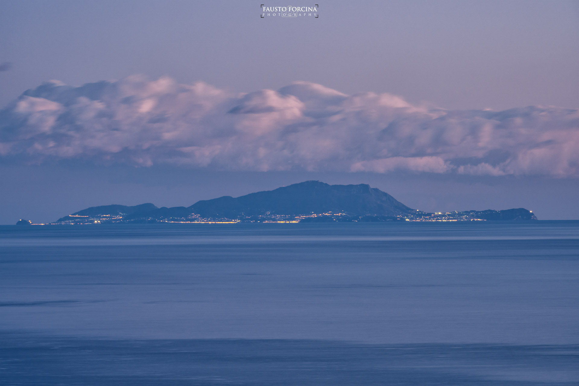 Ischia ora blu vista da Formia