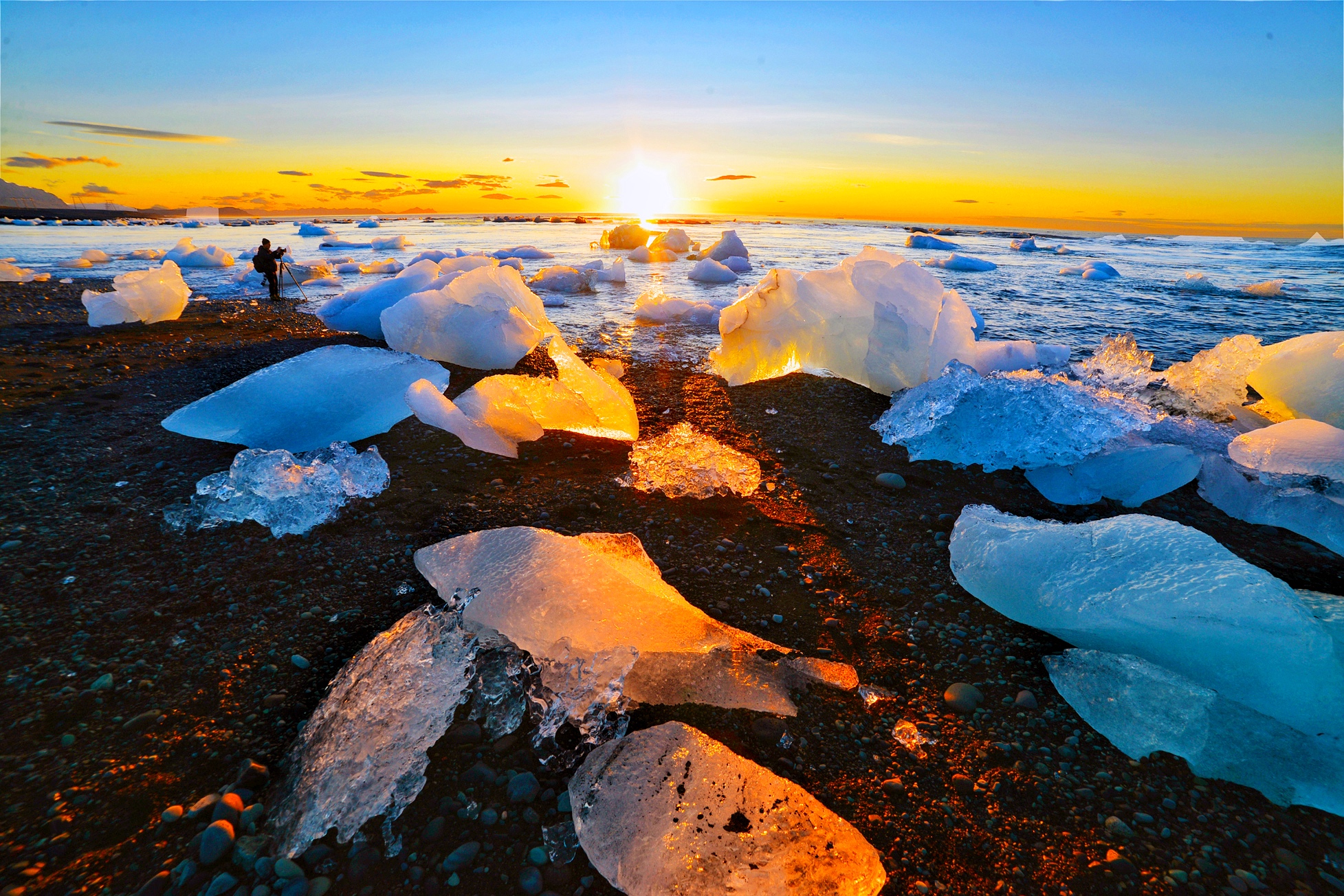 Sunrise on the "Diamond Beach" (Iceland)