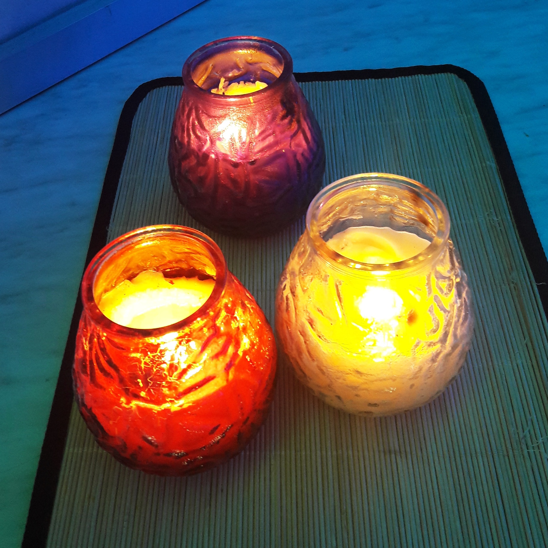 A lume di candela tra i colori