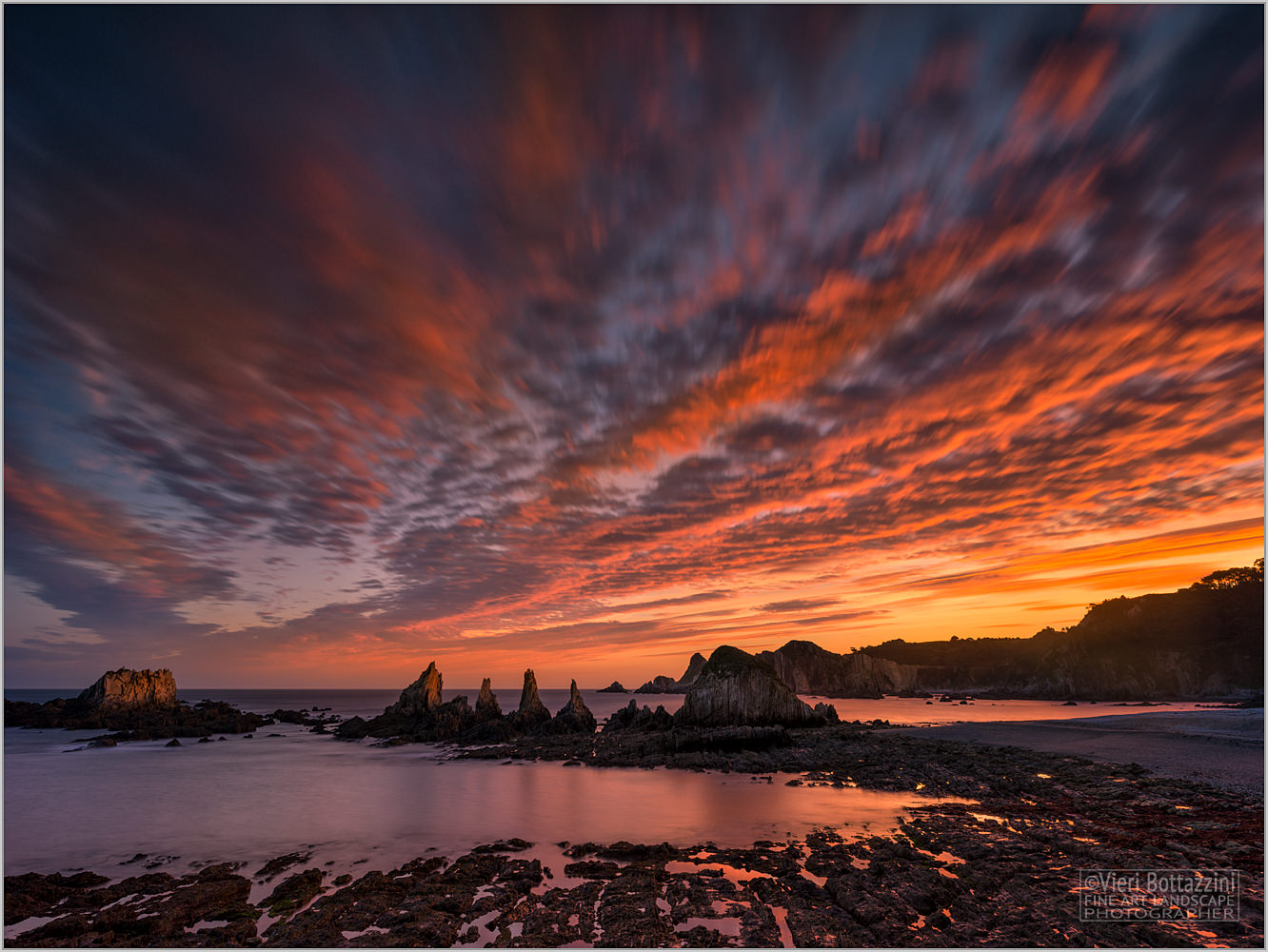 Indimenticabile alba a Playa de Gueirua, Asturie