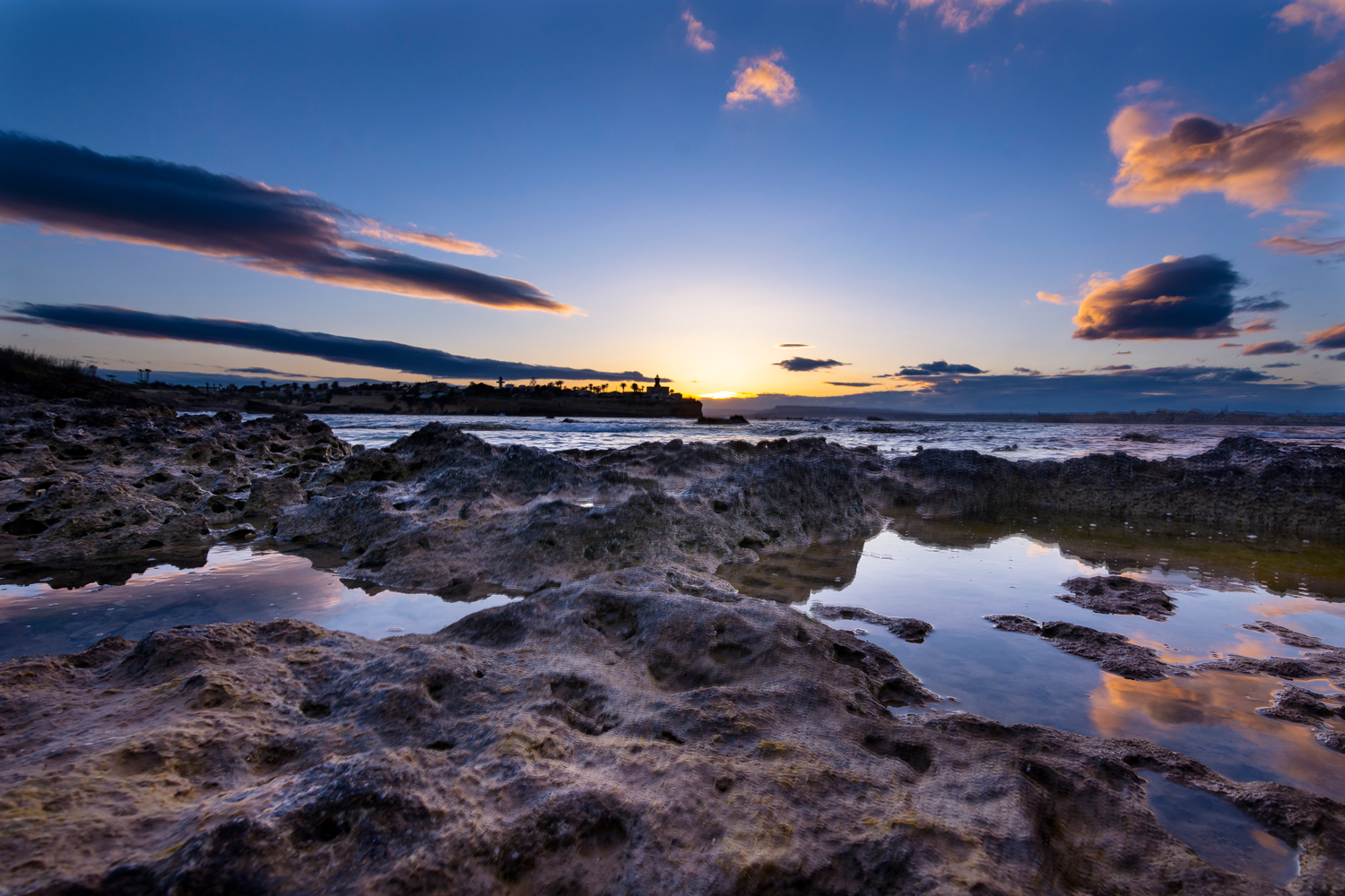 Tramonto sulla scogliera