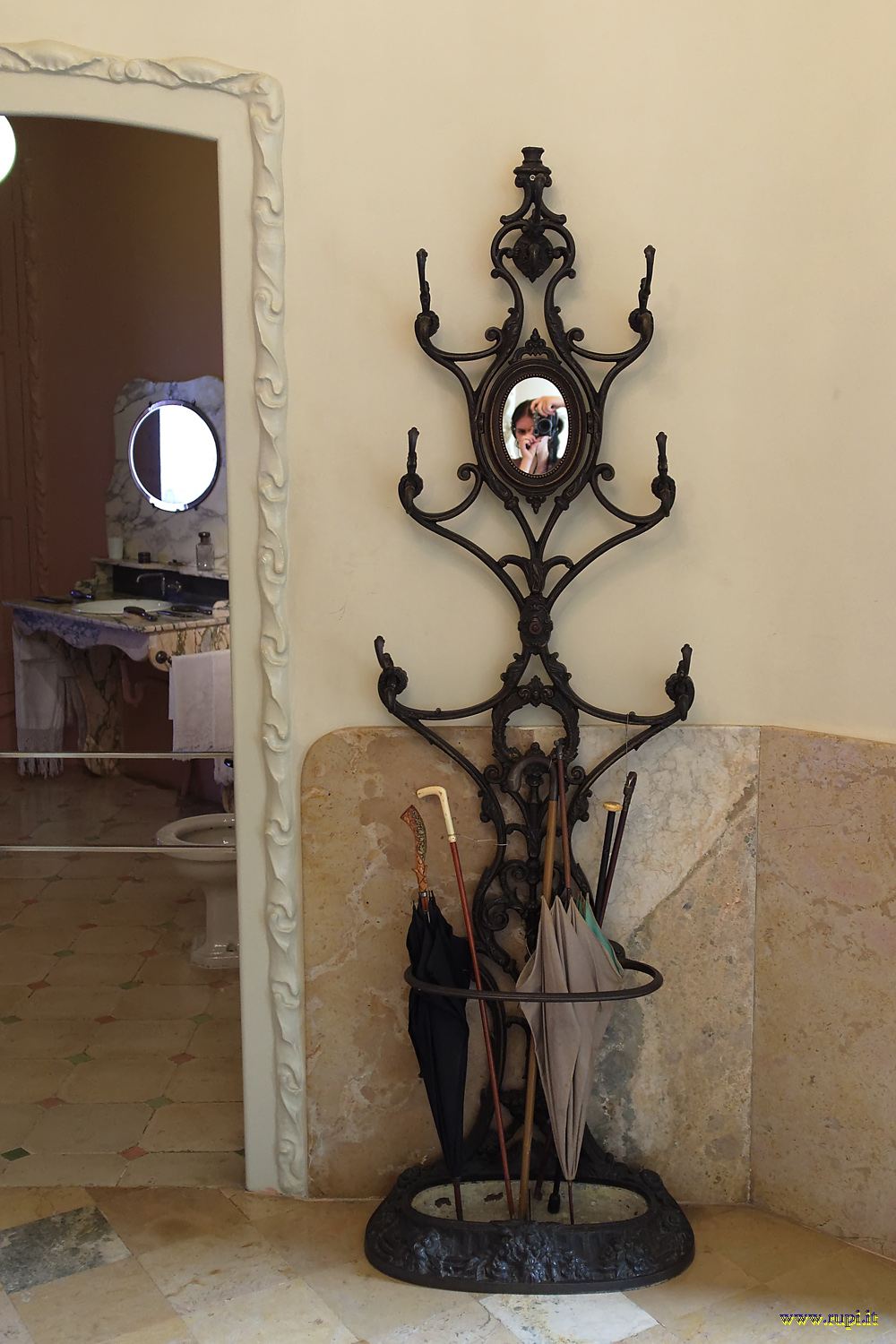 La Pedrera - The coat