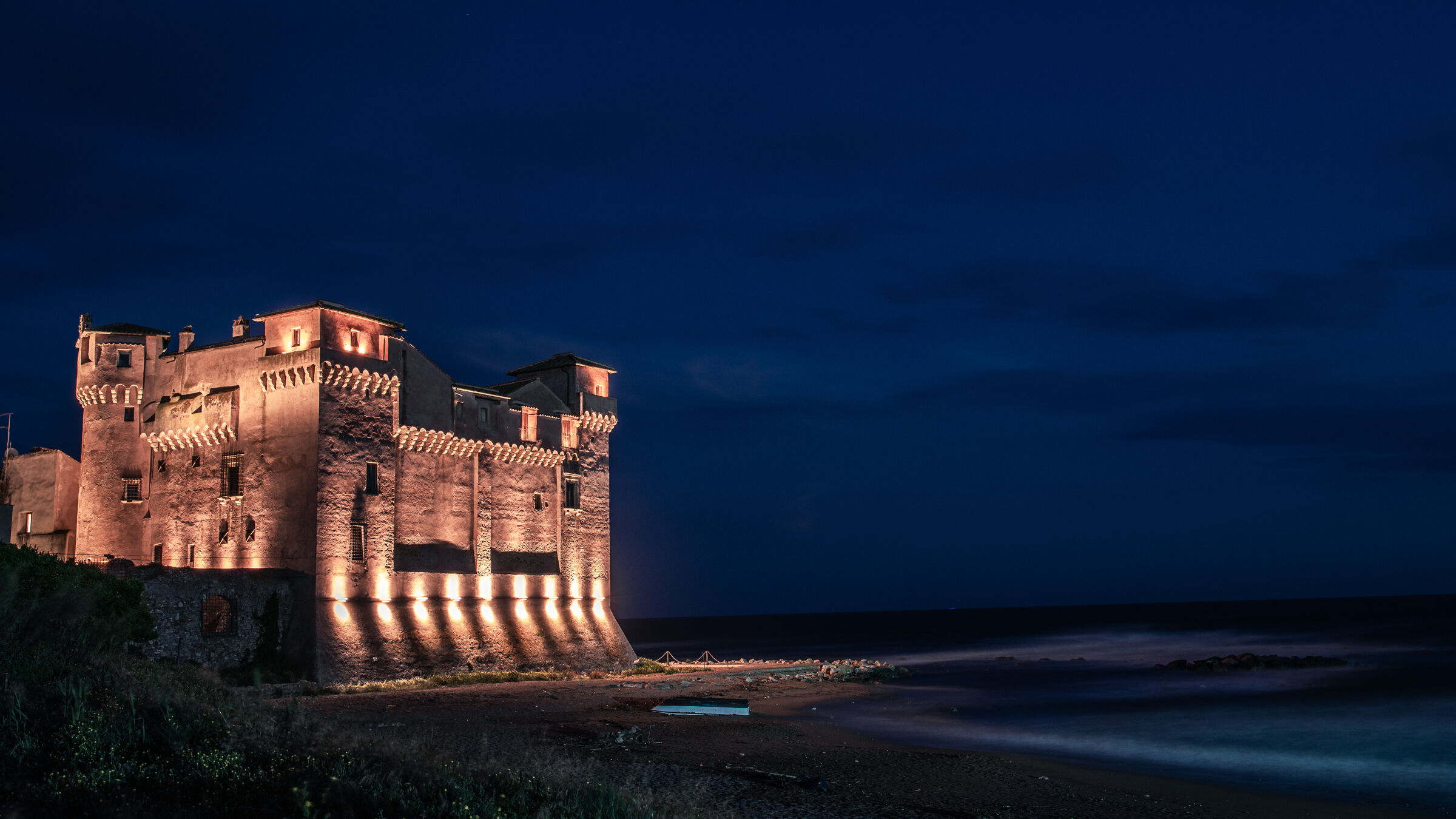 The Castle kissing the Sea