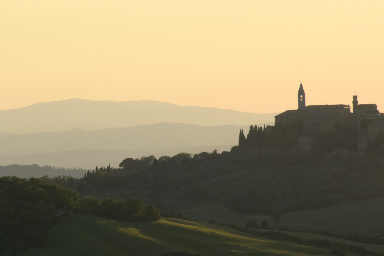 Pienza al tramonto visto da Monticchiello