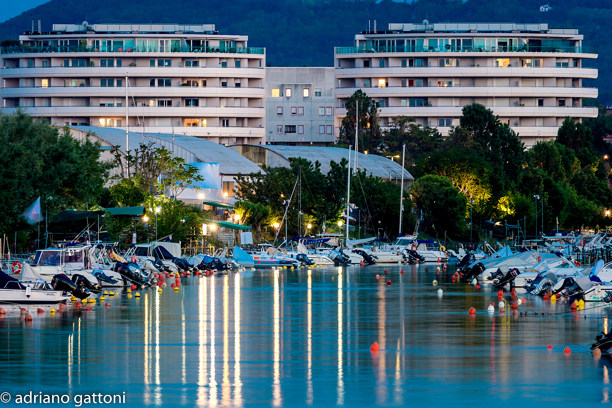 Ora blu sul lungo fiume