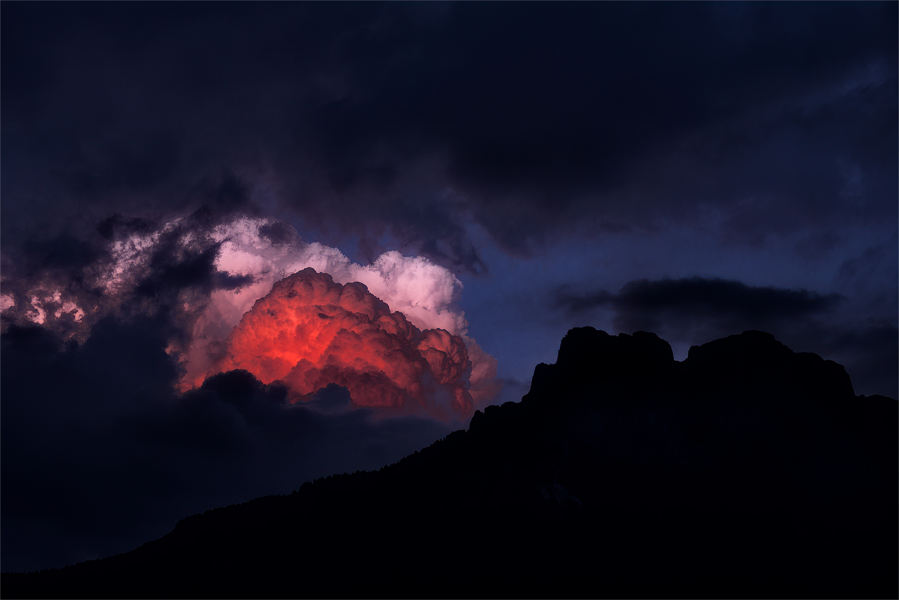 Eslosioni di Nuvole accarezzano Cima Dodici Fassa