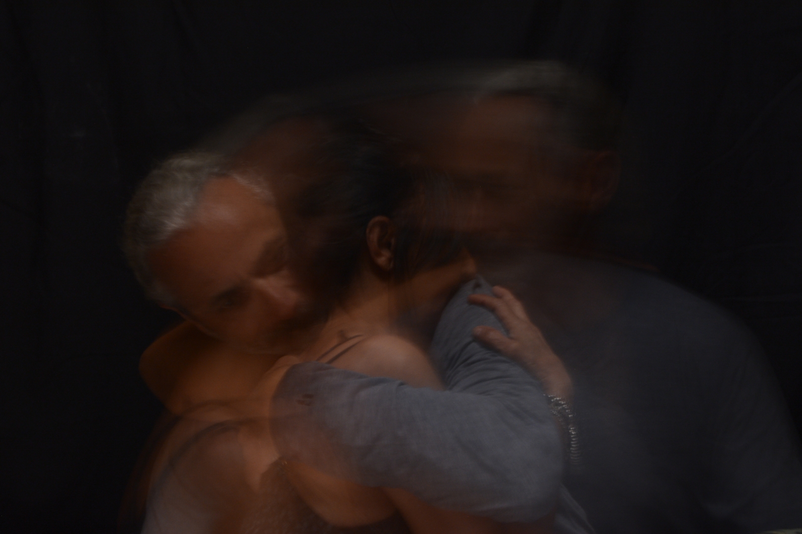 Aggrapparsi l'uno all'altra e insieme proteggersi