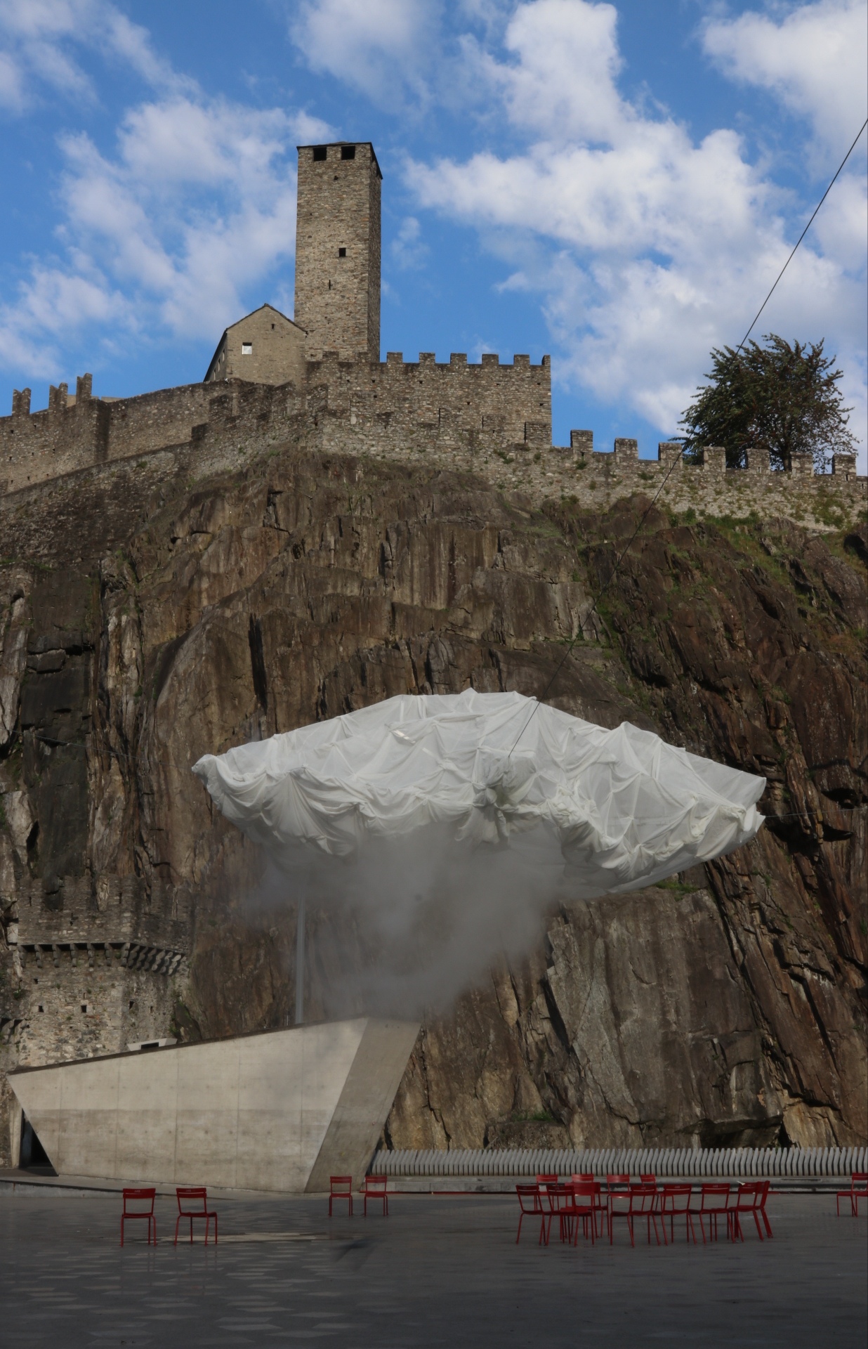 Piazza del sole e Castelgrande