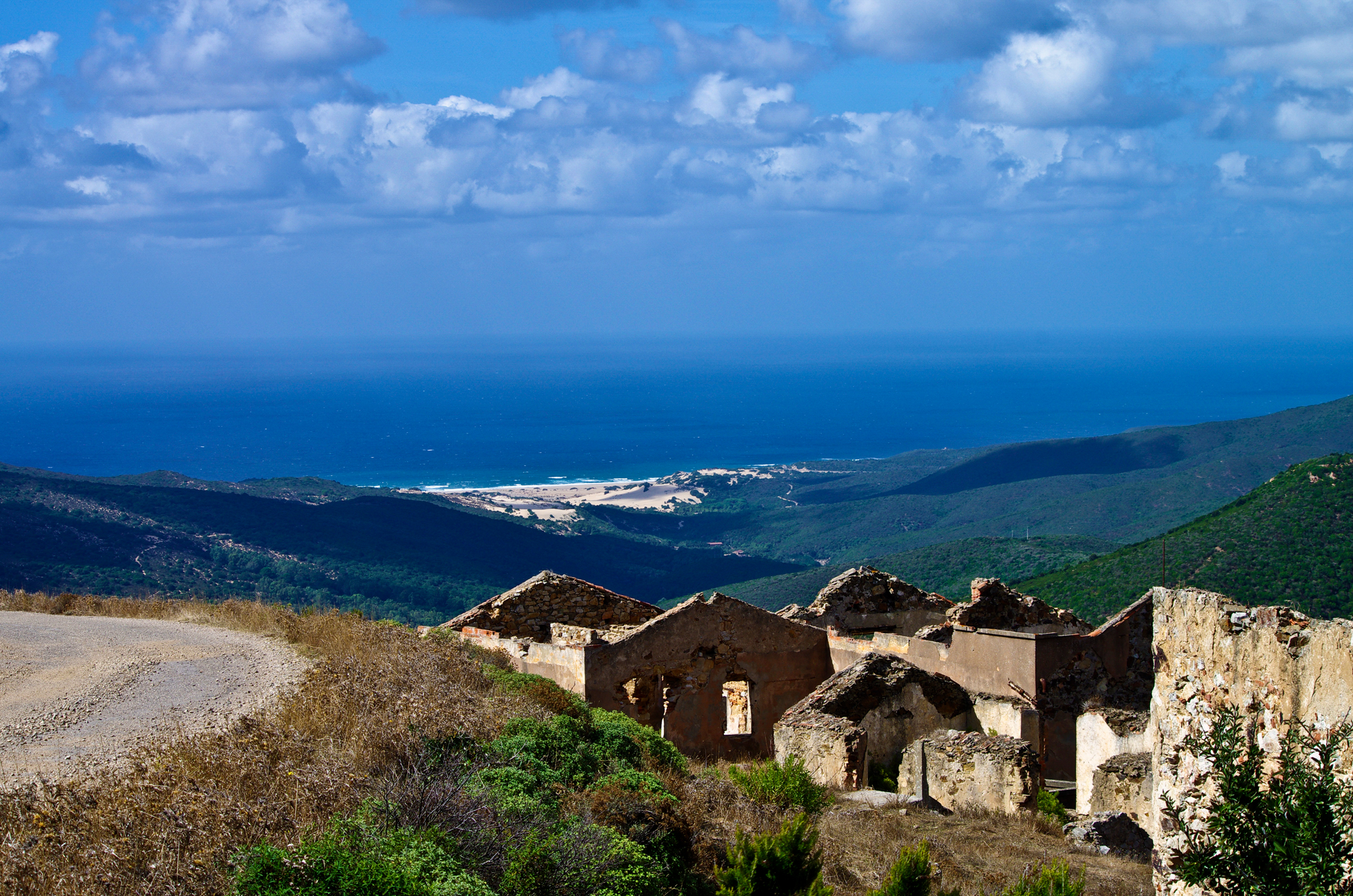 Ruderi con vista mare