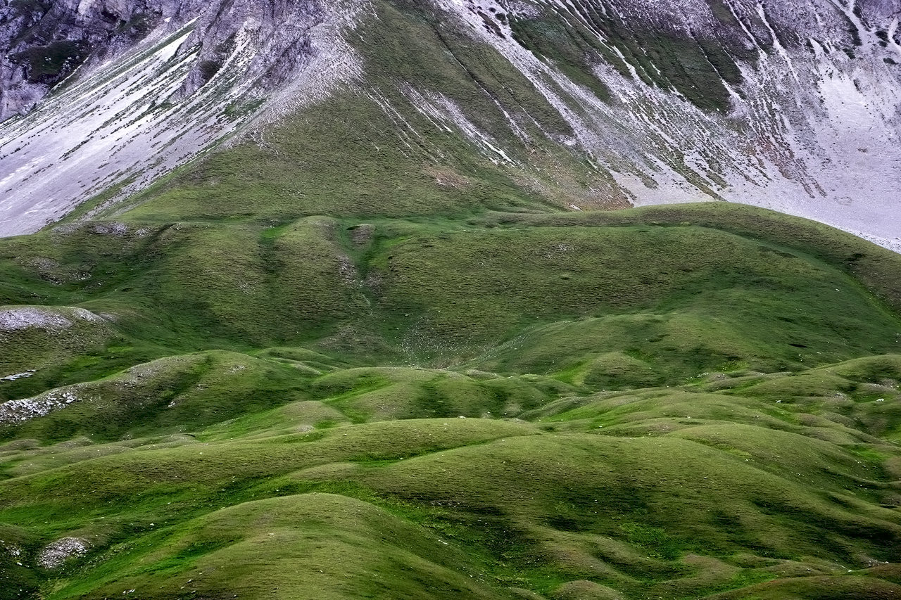 Curves on the Grand Sasso