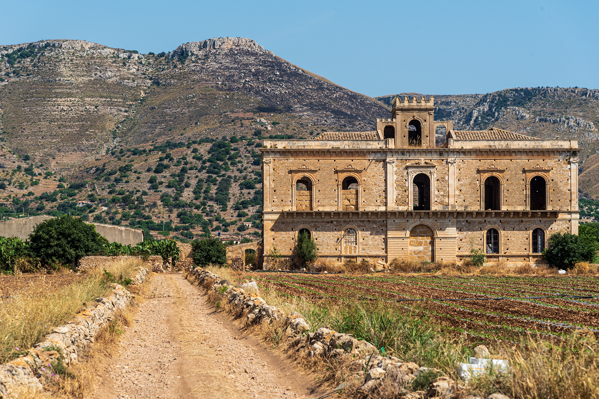 Altra antica casa siciliana trasformata in magazzino