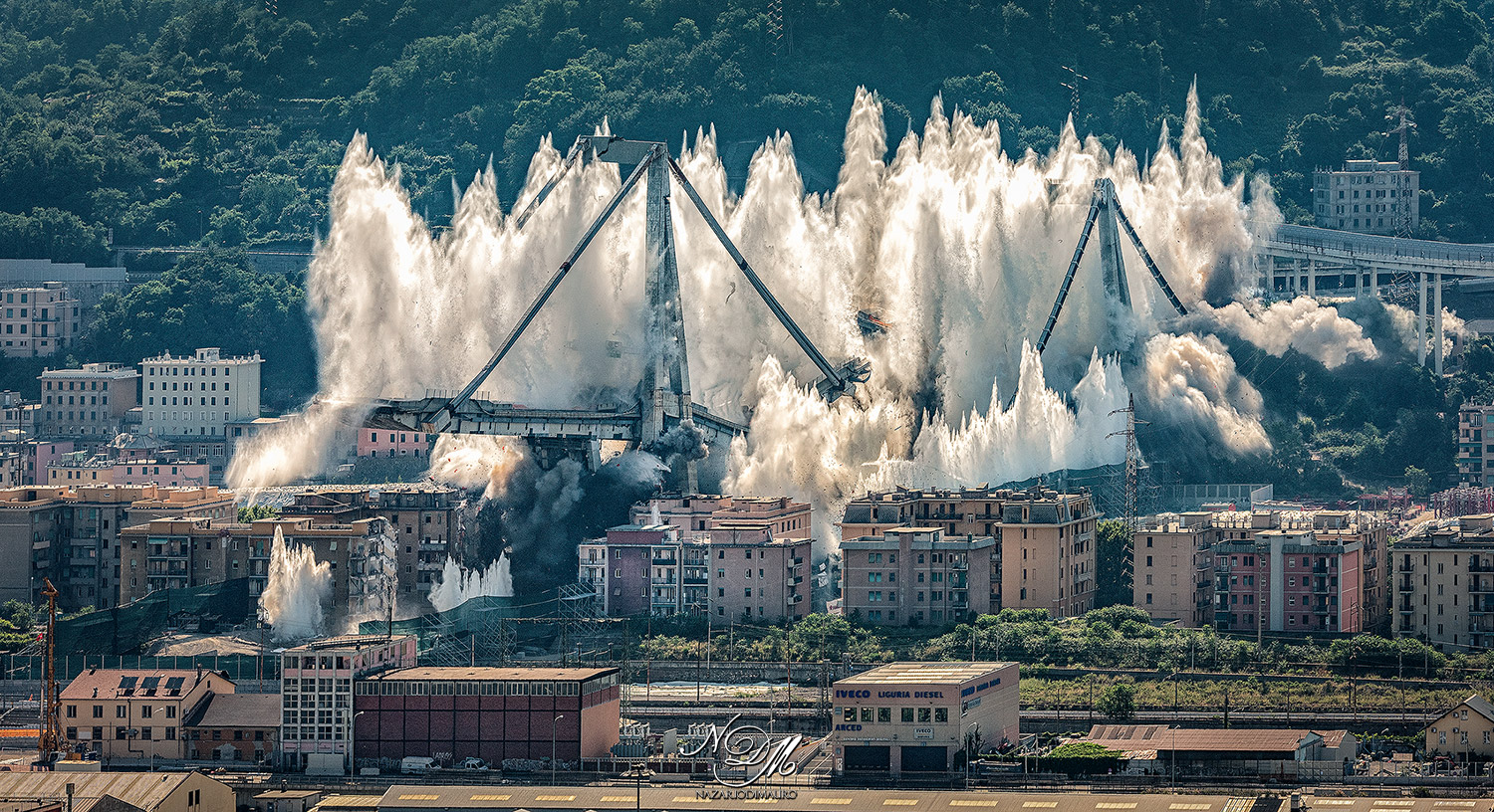Il mostro agonizzante cade...Genova ore 09:38...addio
