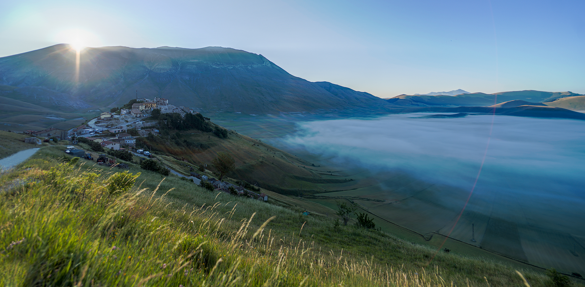 La povera Castelluccio e la nebbia