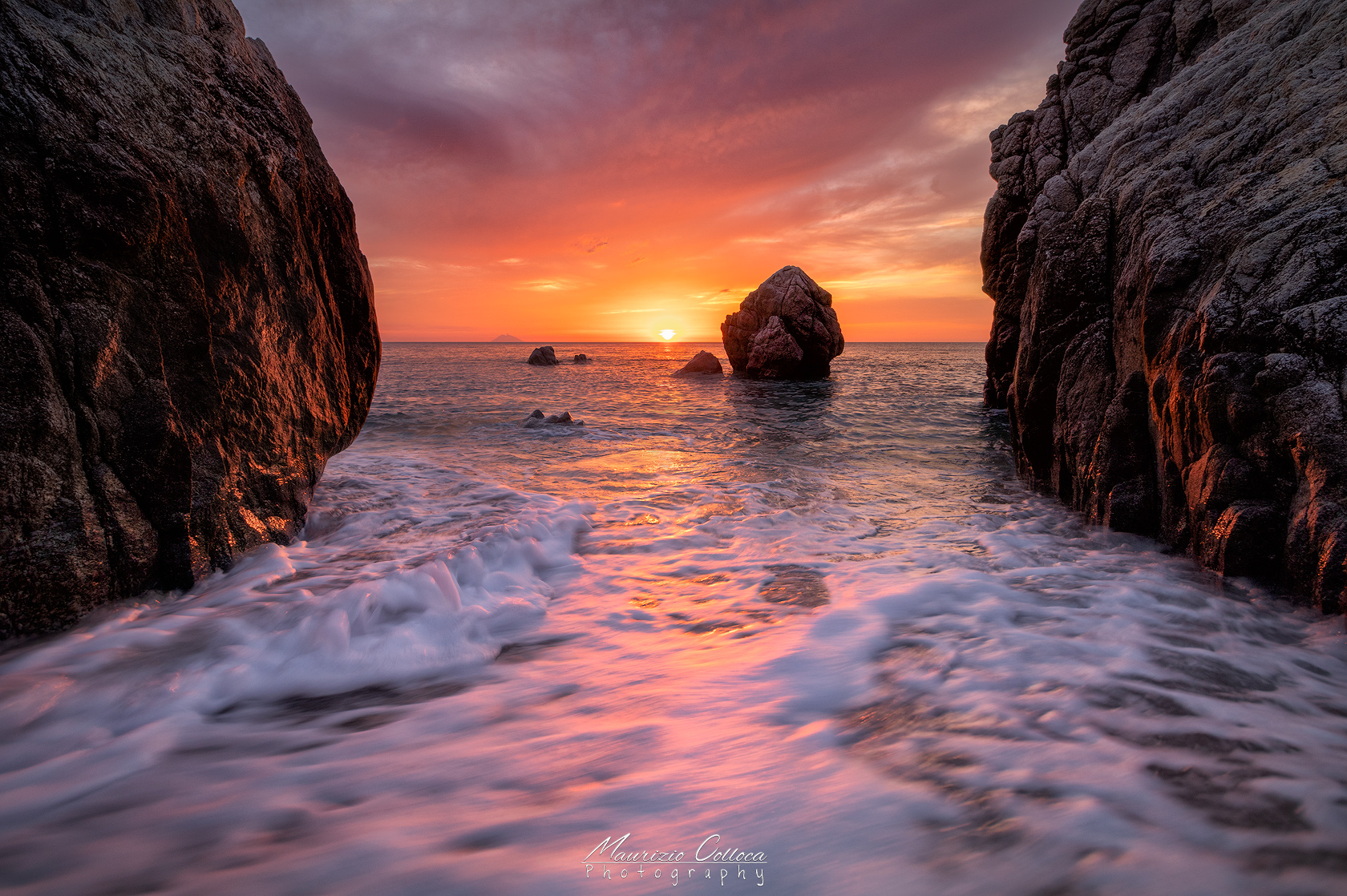 Sunset over the horizon in to the rocks