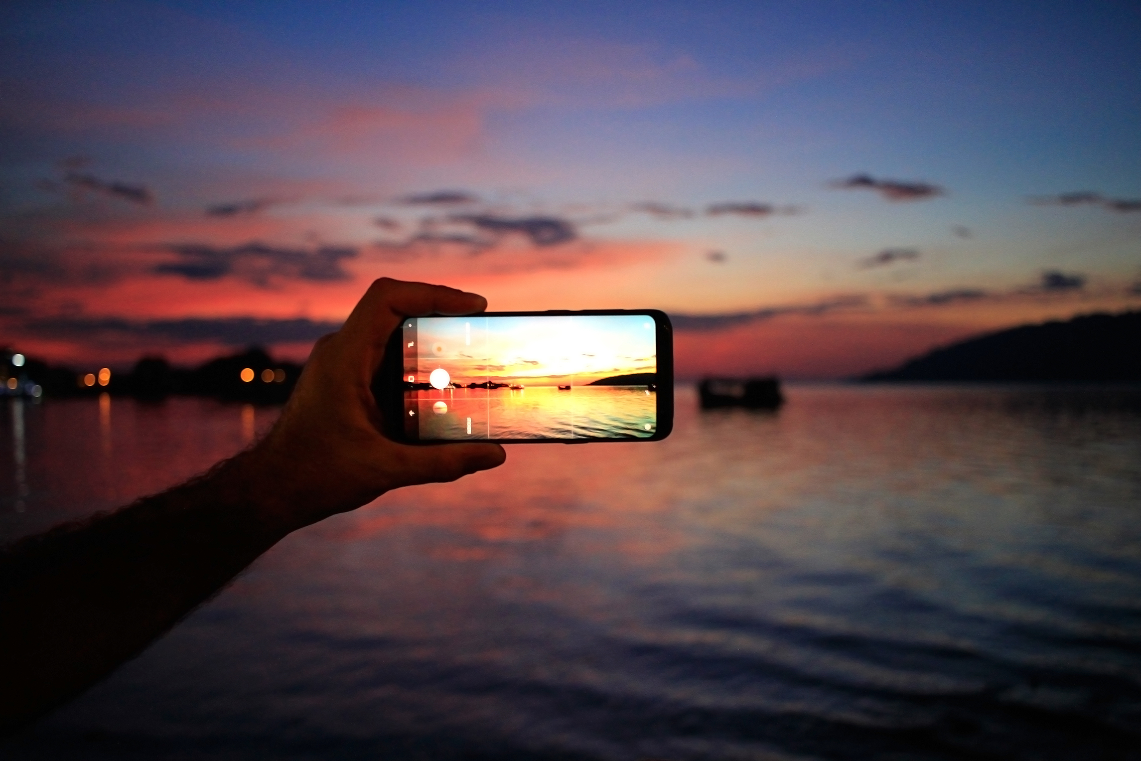 Kota Kinabalu - Malesia  smartphone and sunset