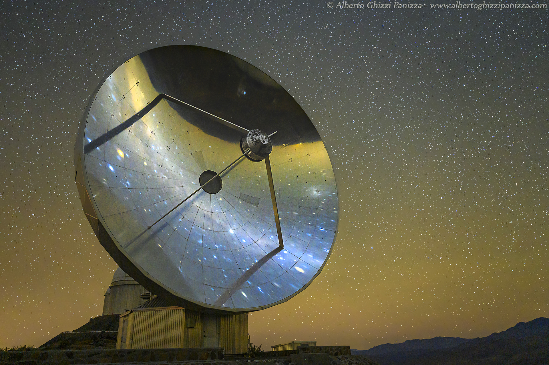 L'antenna Svedese riflette il cielo stellato