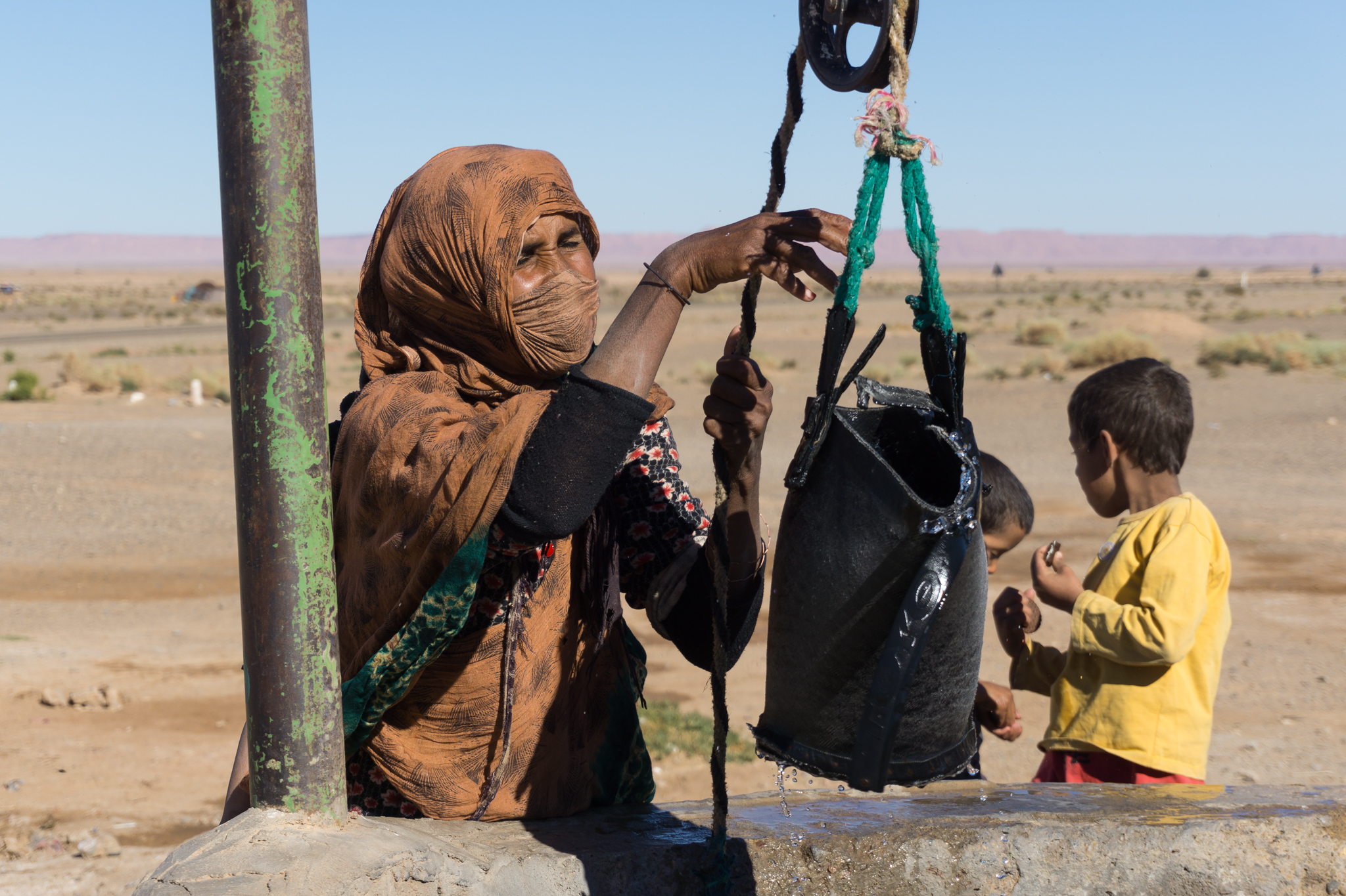 La fatica negli occhi di una madre