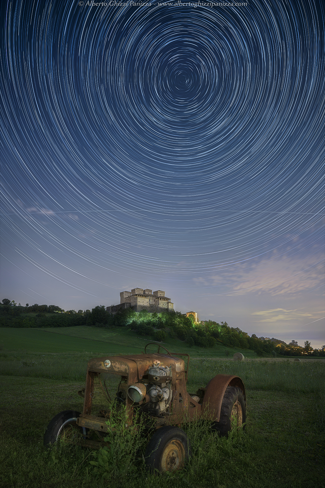 Le stelle e la ISS sul Castello di Torrechiara