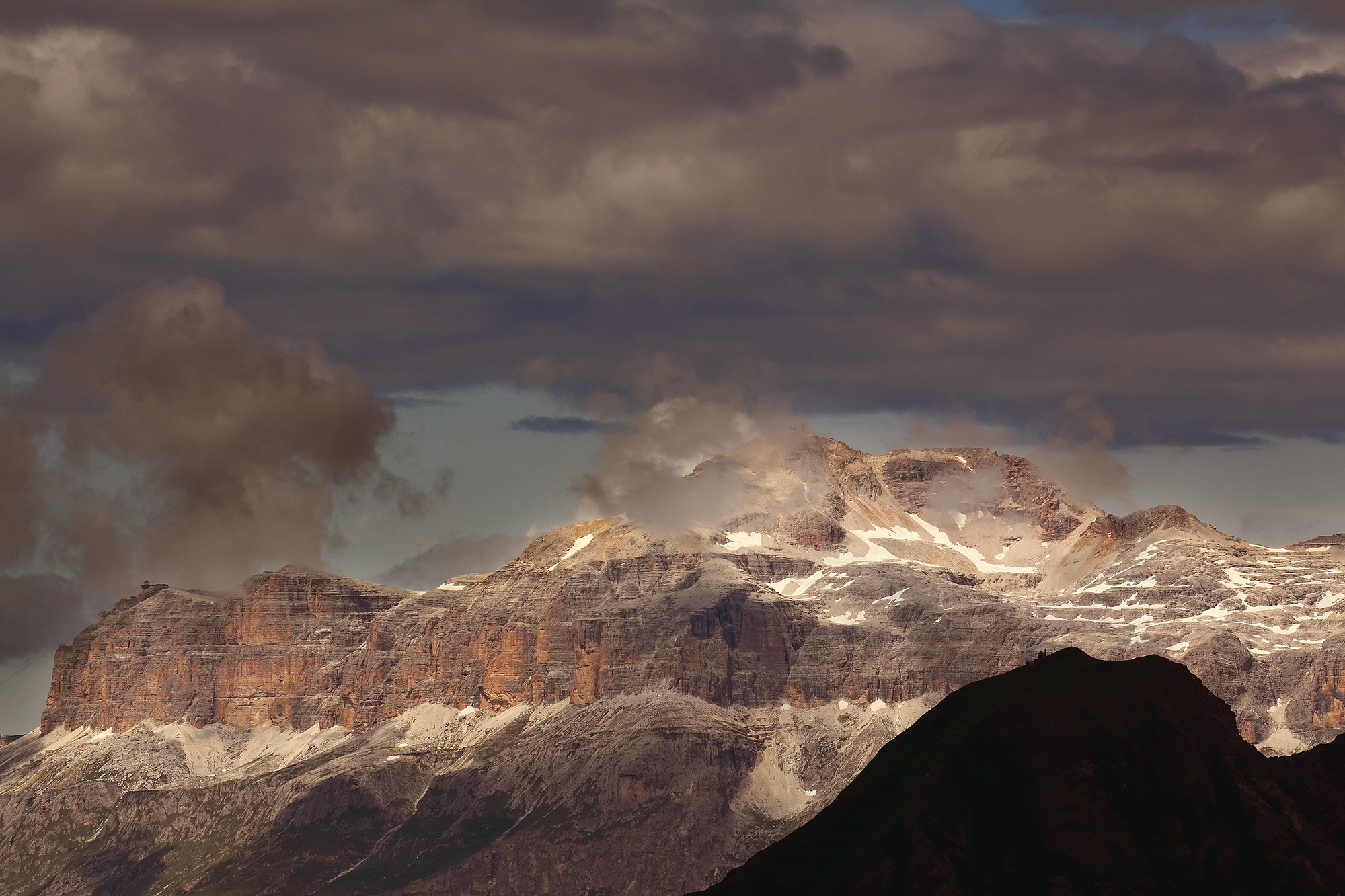 Alba al di là del Col di Lana