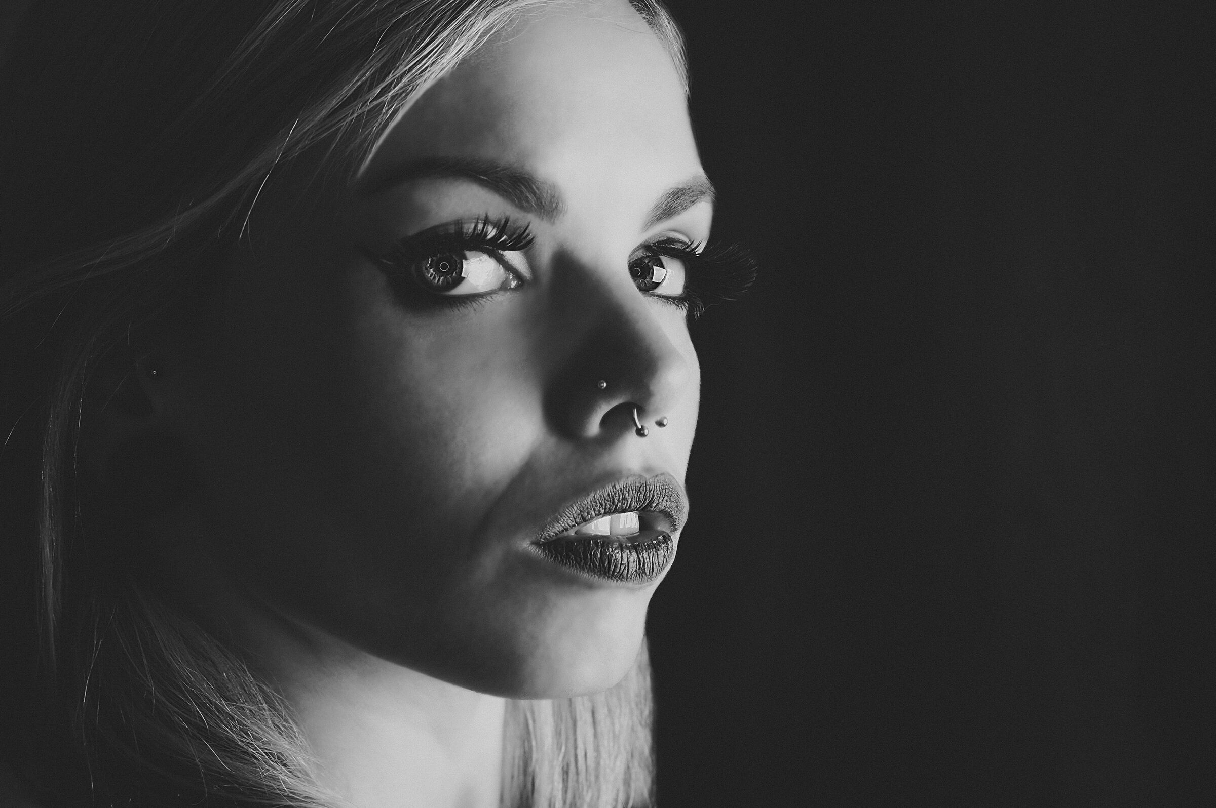 Sofia and the ringlight BW