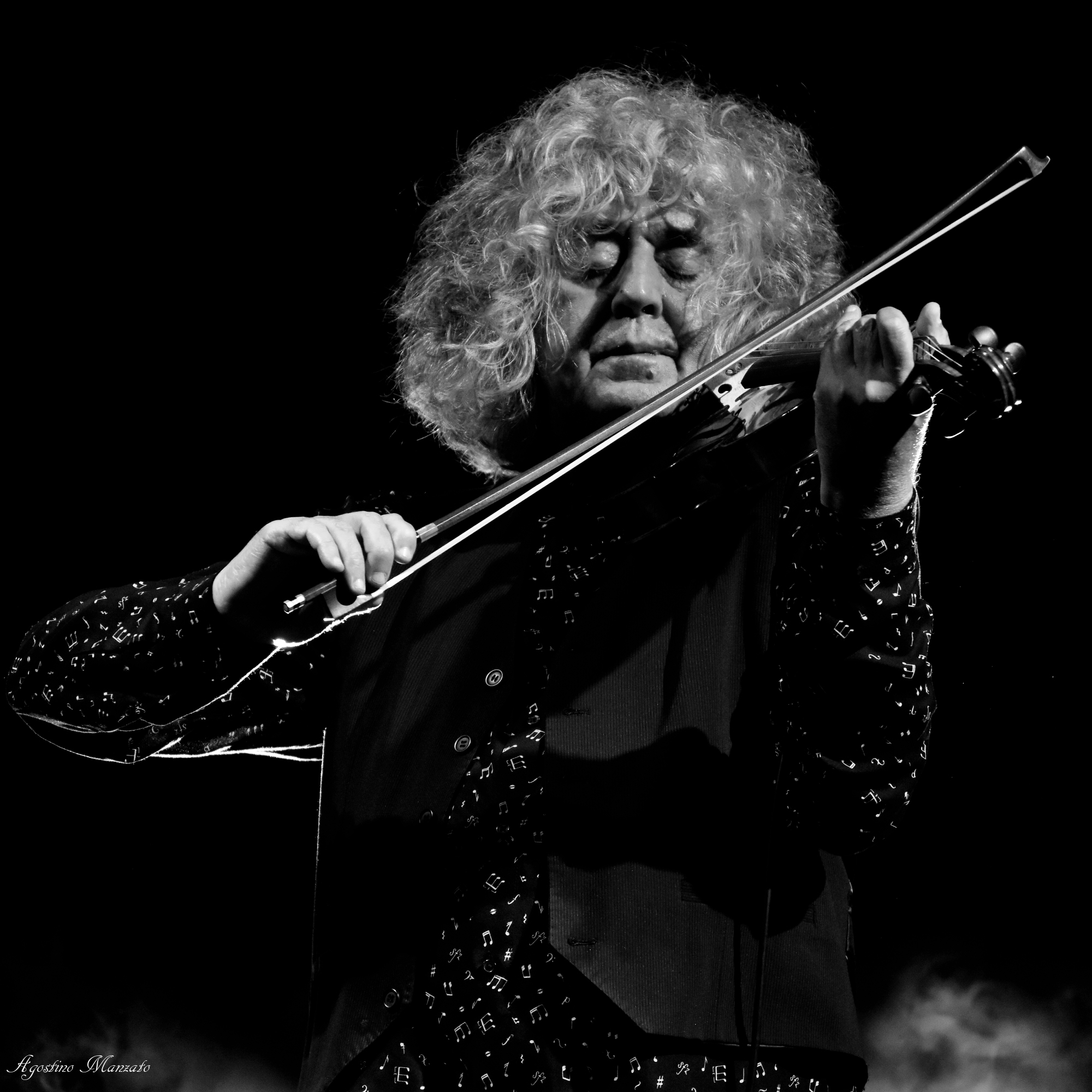Angelo Branduardi playing his violin