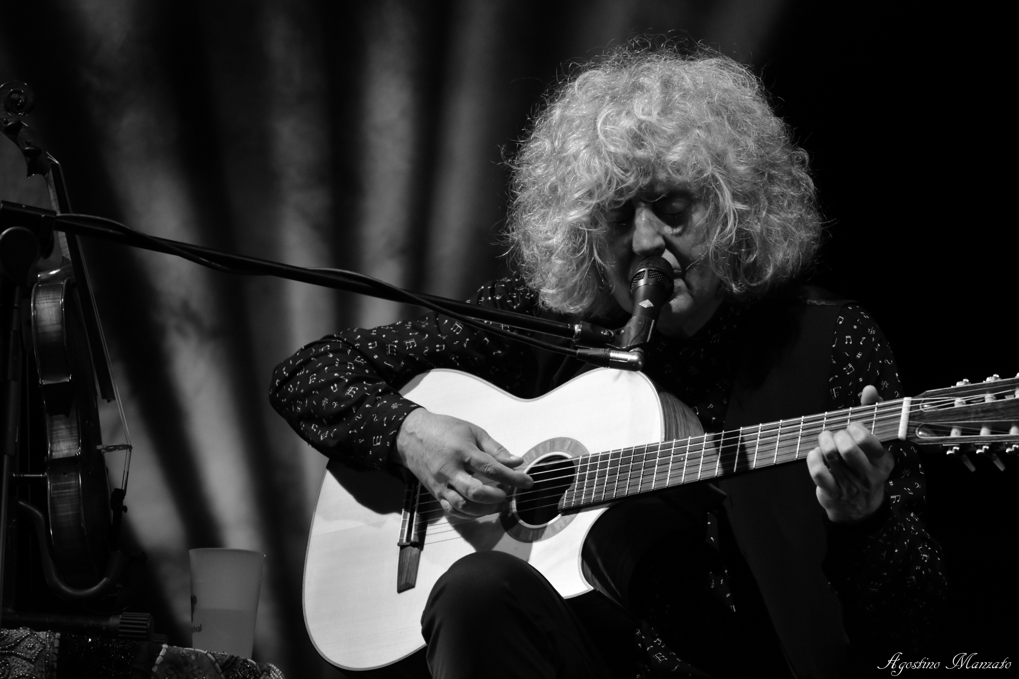 Angelo Branduardi playing his guitar