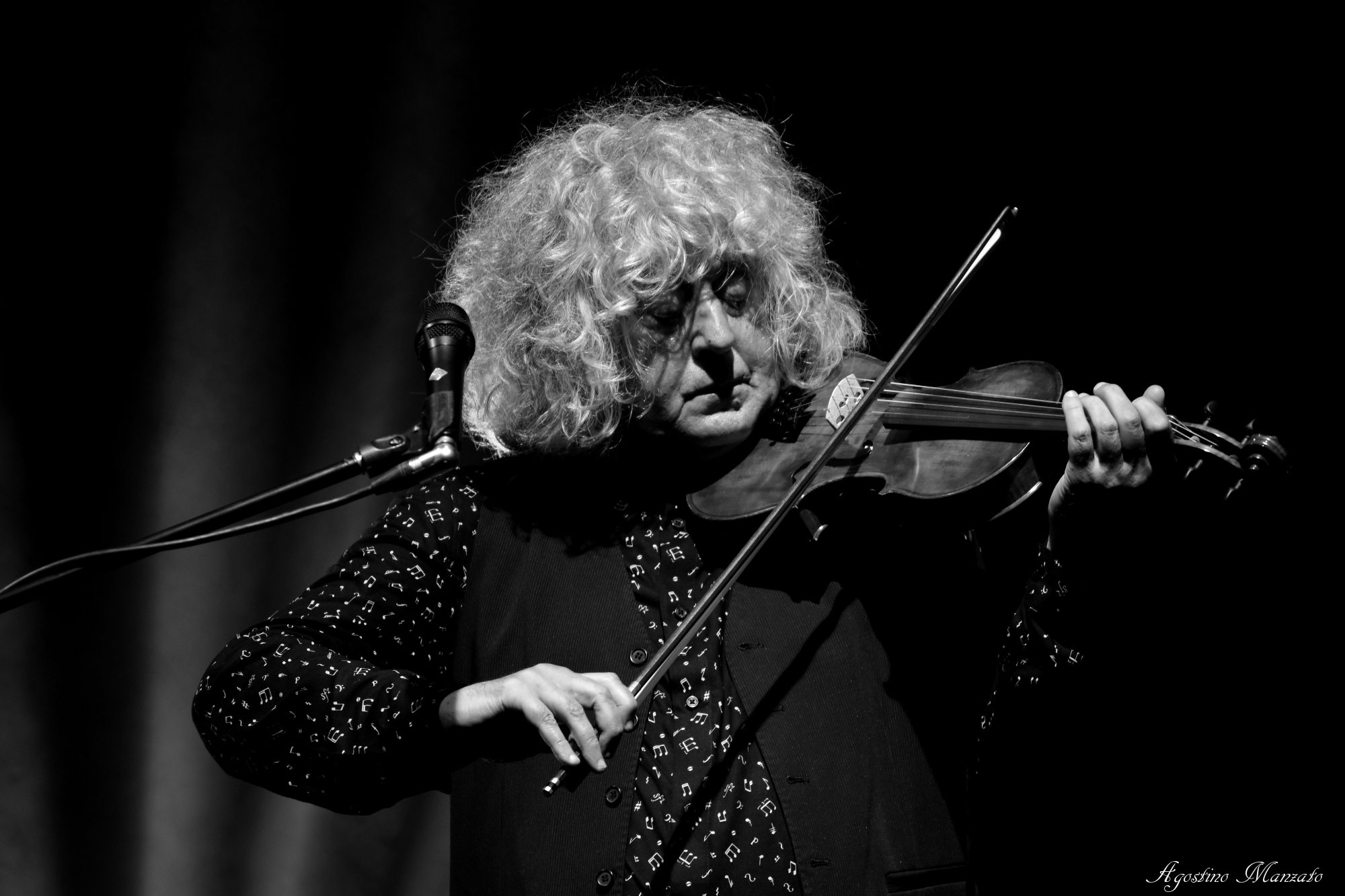 Angelo Branduardi still playing his violin