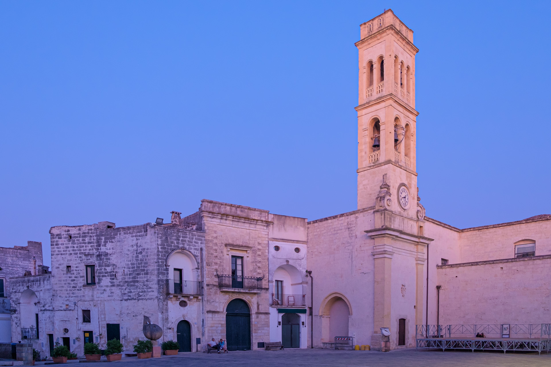 Mirror, before nightfall.