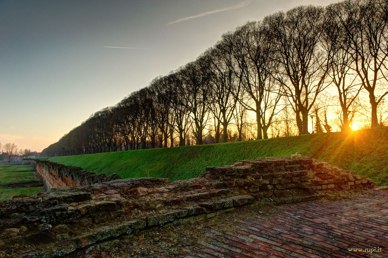 Tramonto sulle mura estensi