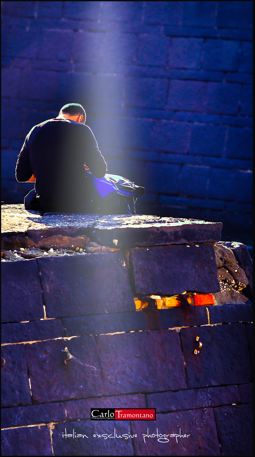 solitudine al porto di napoli
